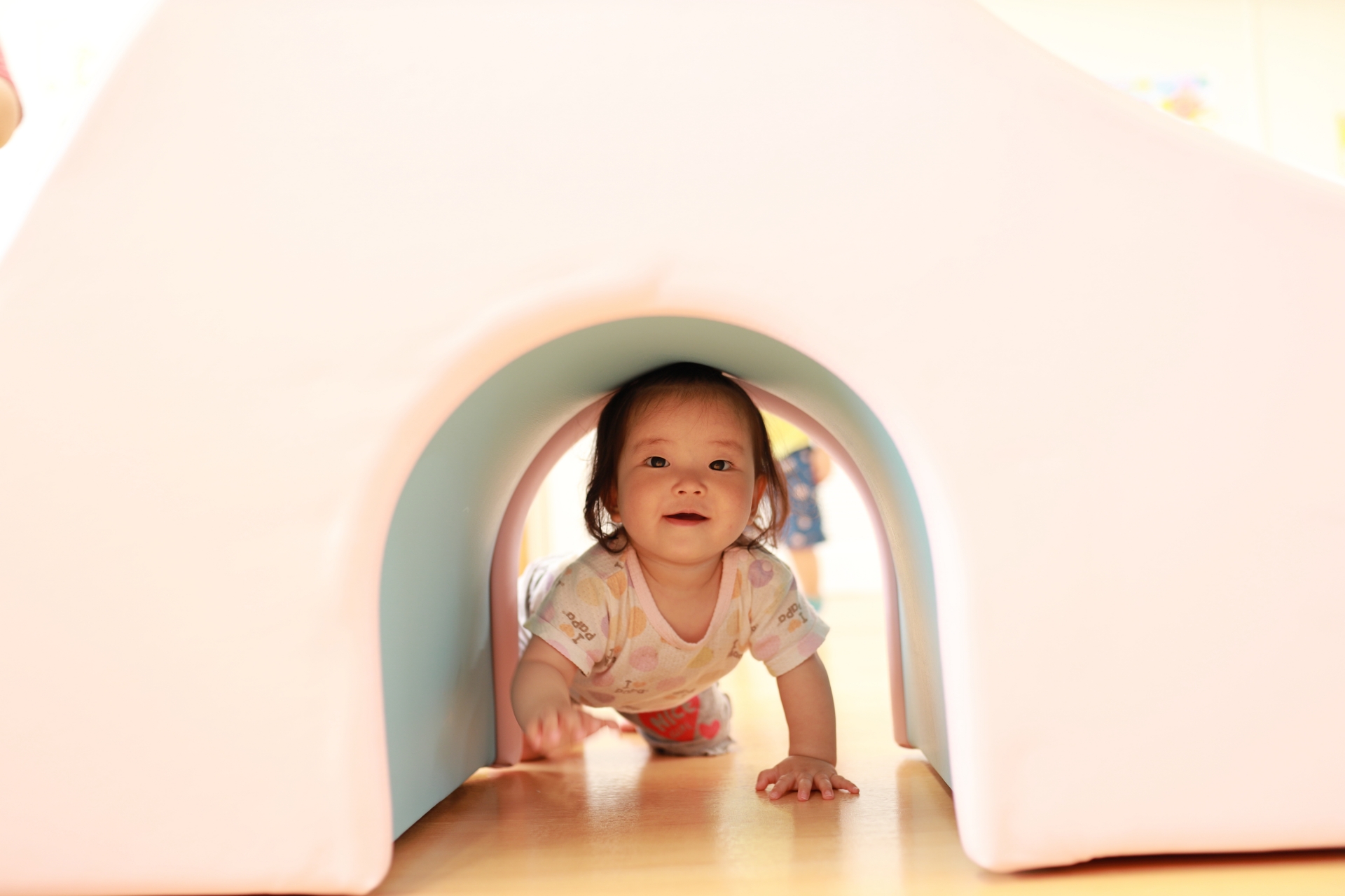 はいはいをする赤ちゃん