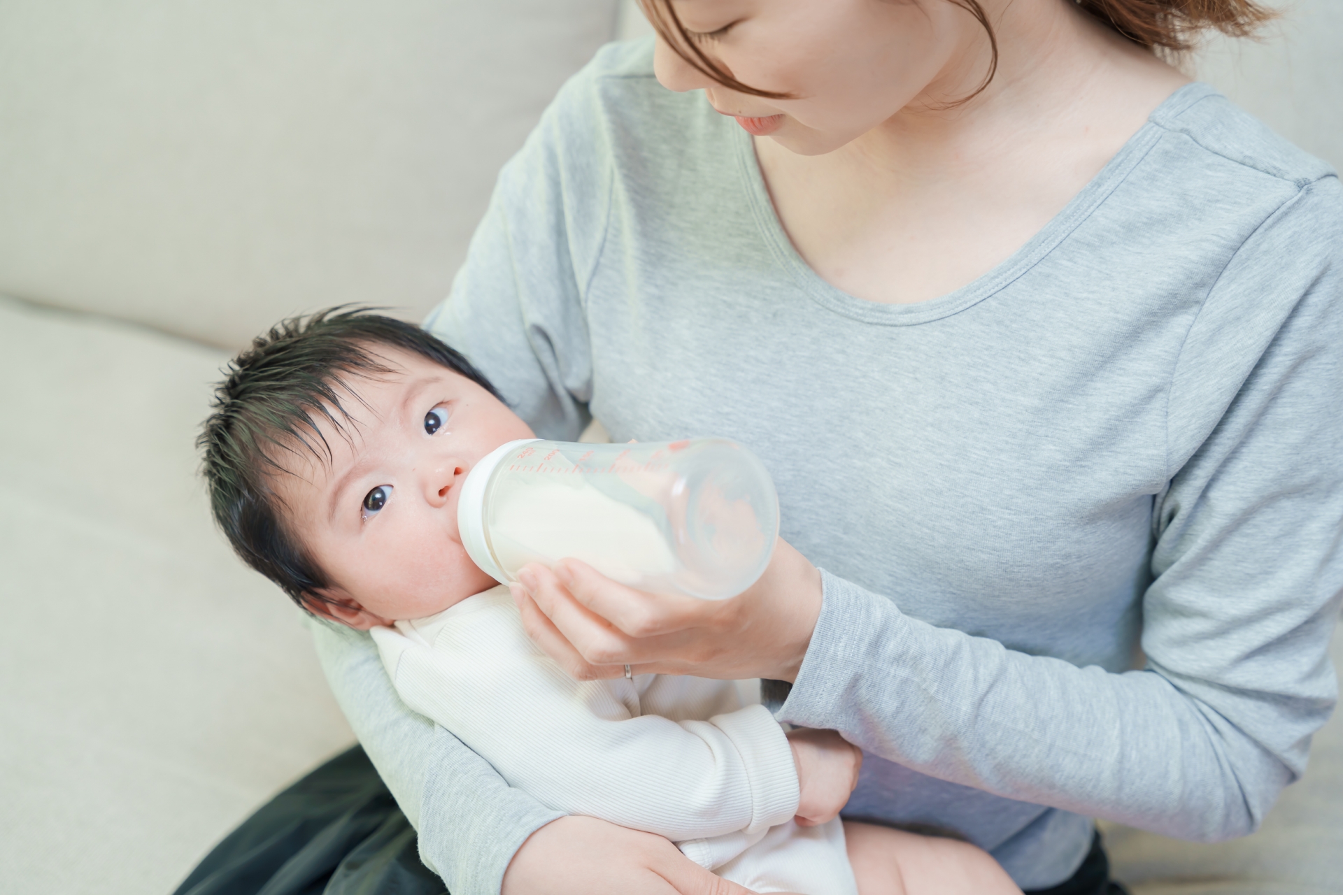 ミルクを飲む赤ちゃん