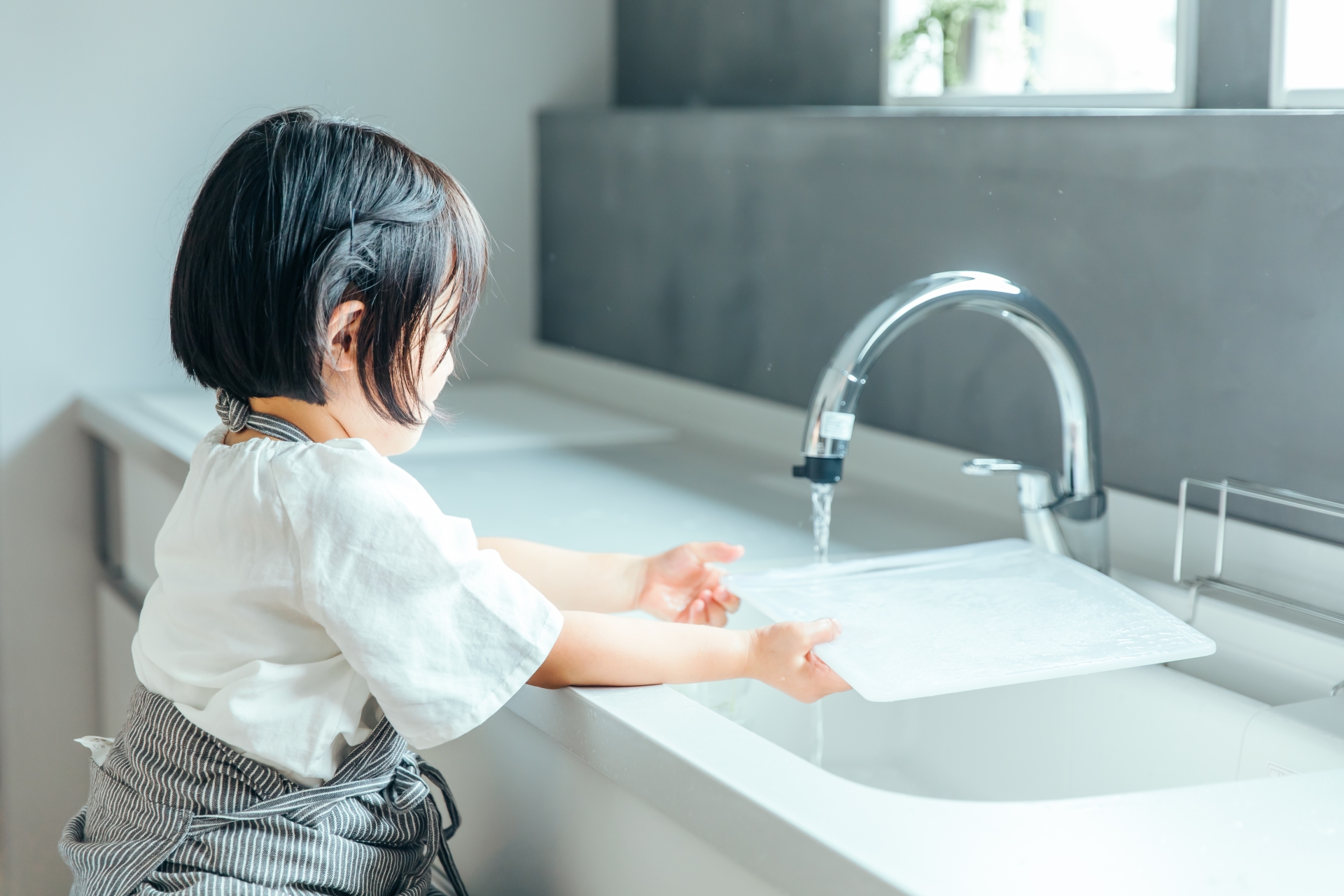 片付けを手伝う子ども