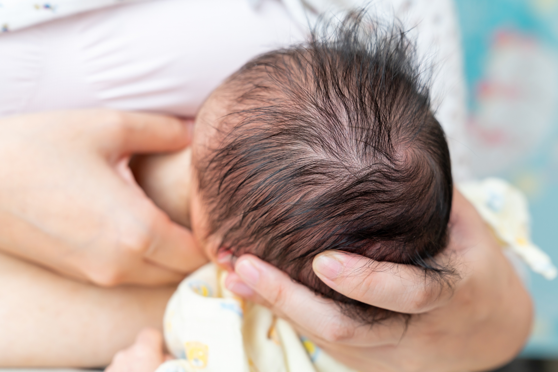 おっばいを飲む赤ちゃん