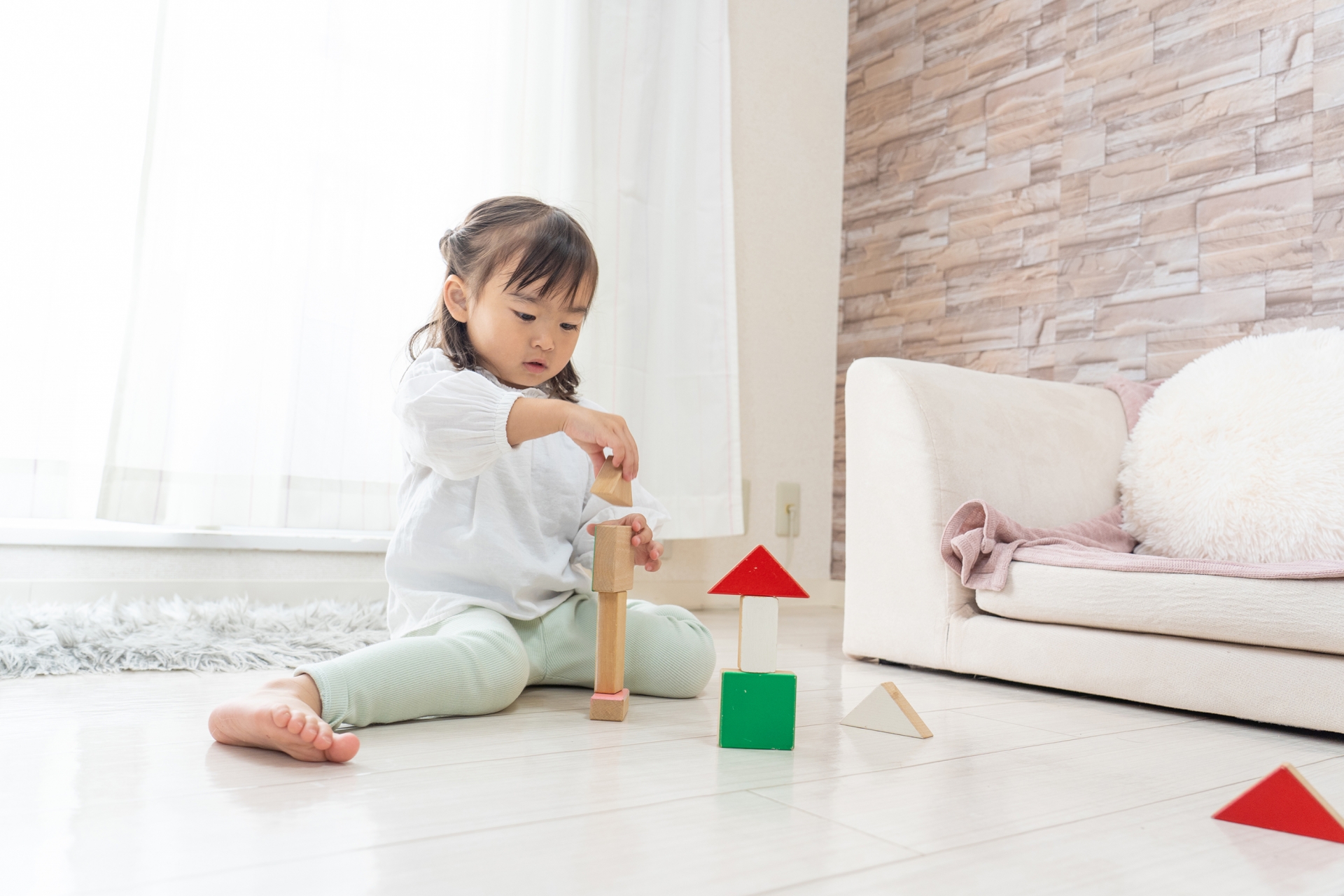 積み木で遊ぶ女の子