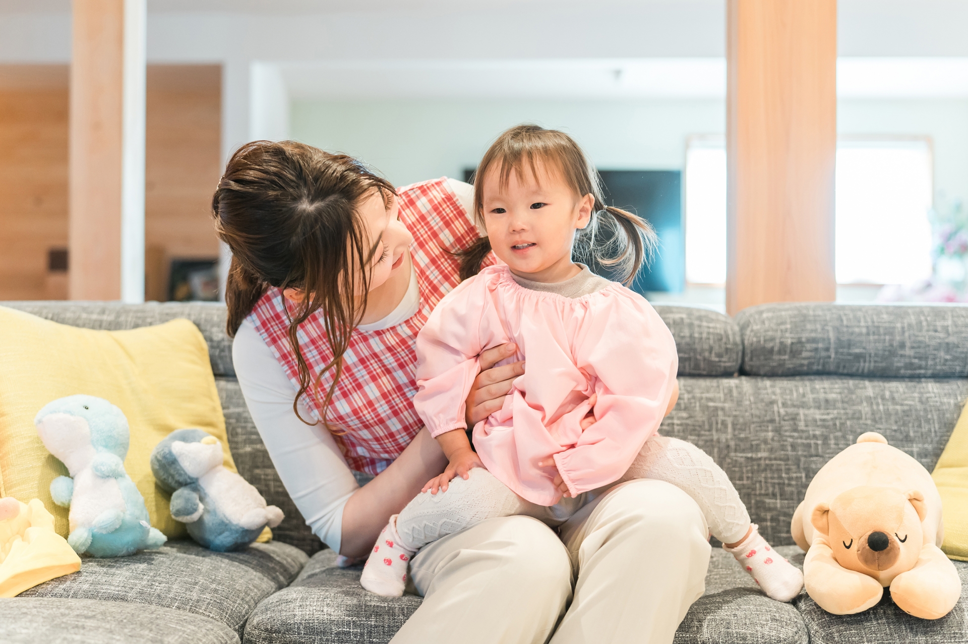 子どもの様子を伺うママ