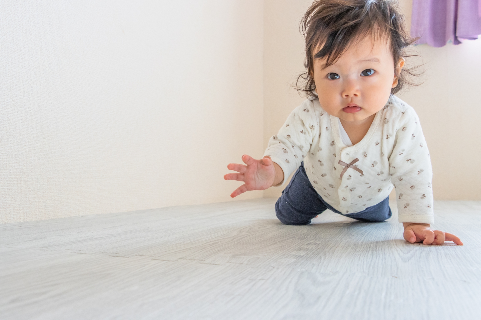 はいはいをする赤ちゃん