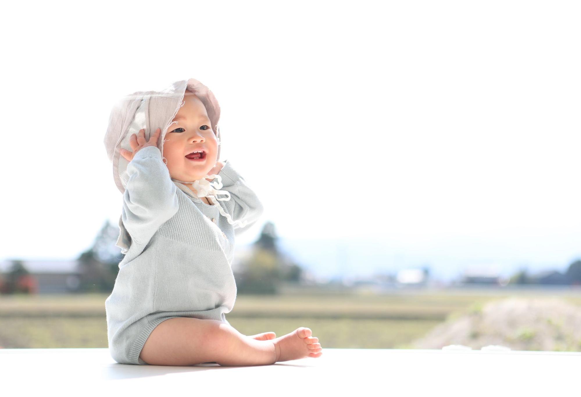 外で遊ぶ赤ちゃん