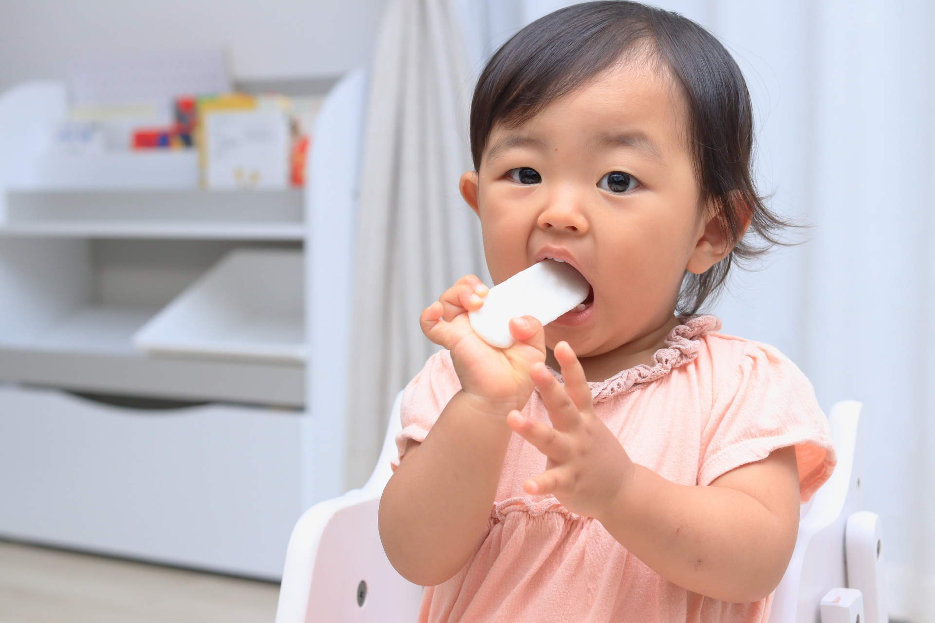 お菓子を食べる子ども