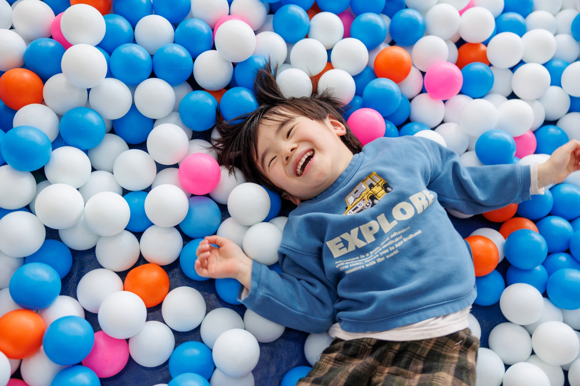 ボールの中で遊ぶ男の子