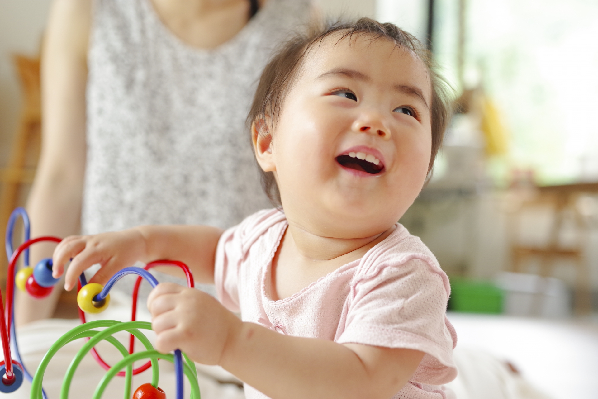 おもちゃで遊ぶ赤ちゃん