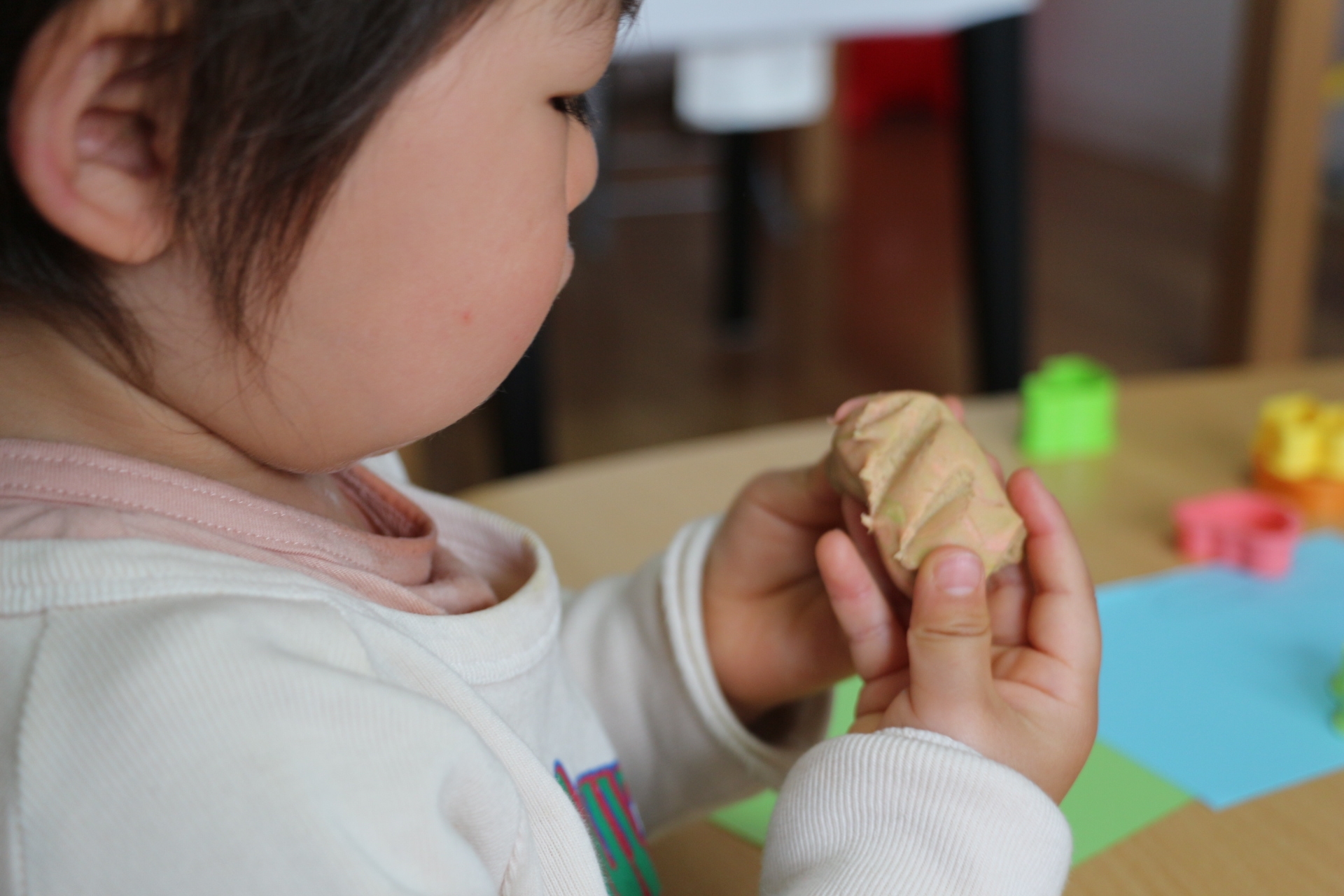 粘土で遊ぶ子ども