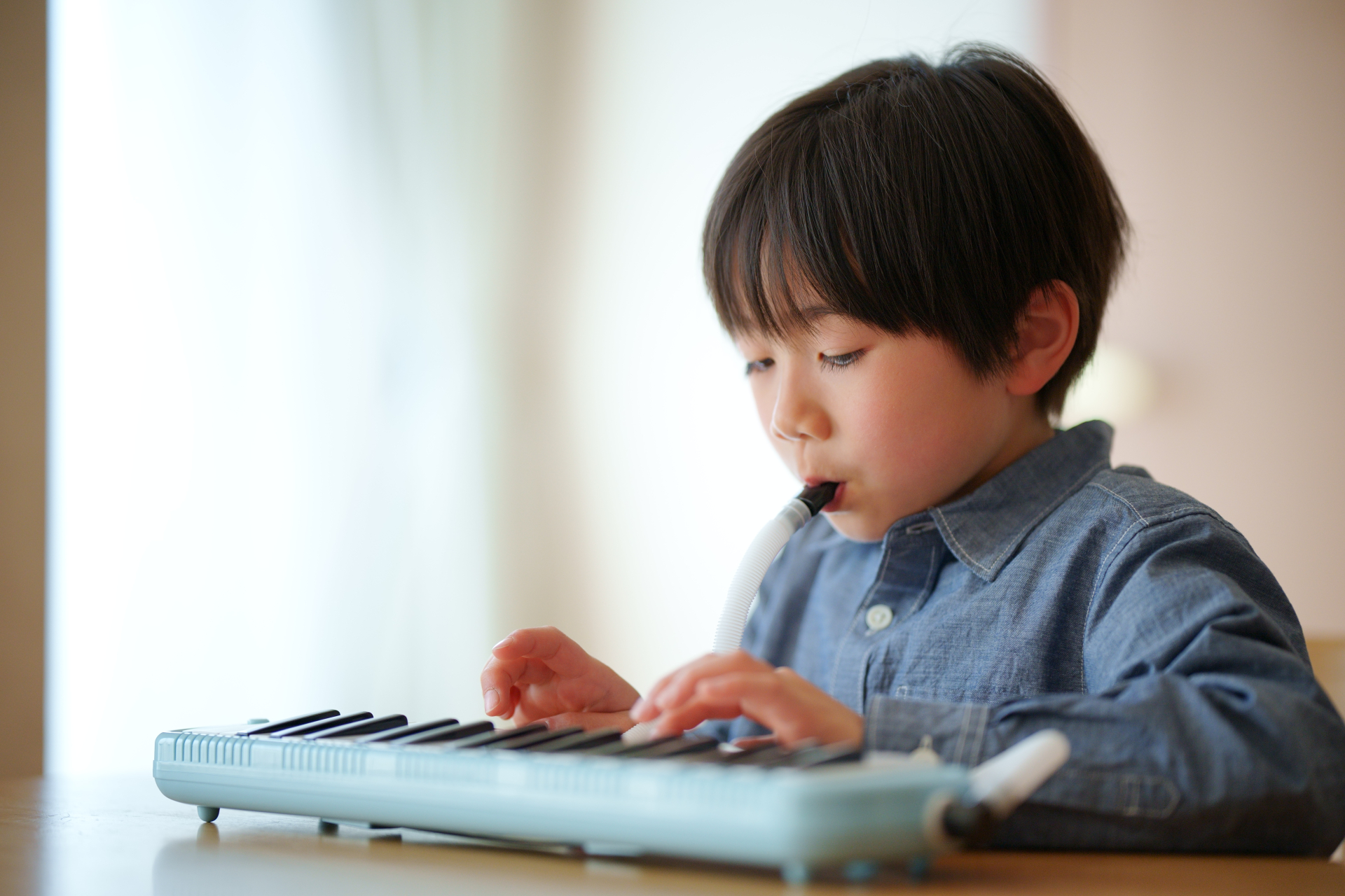 鍵盤ハーモニカを弾く男の子