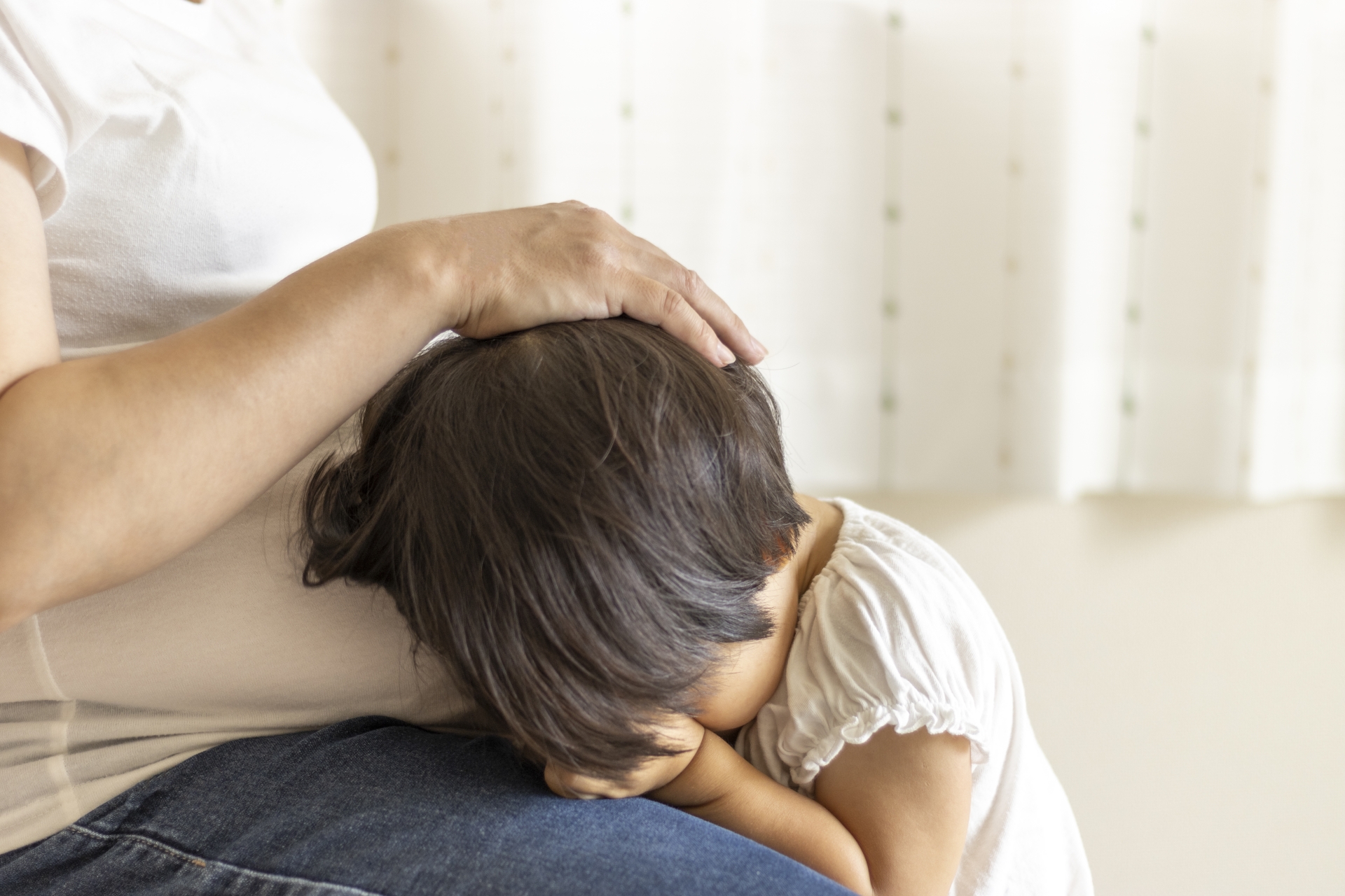 子どもを慰める