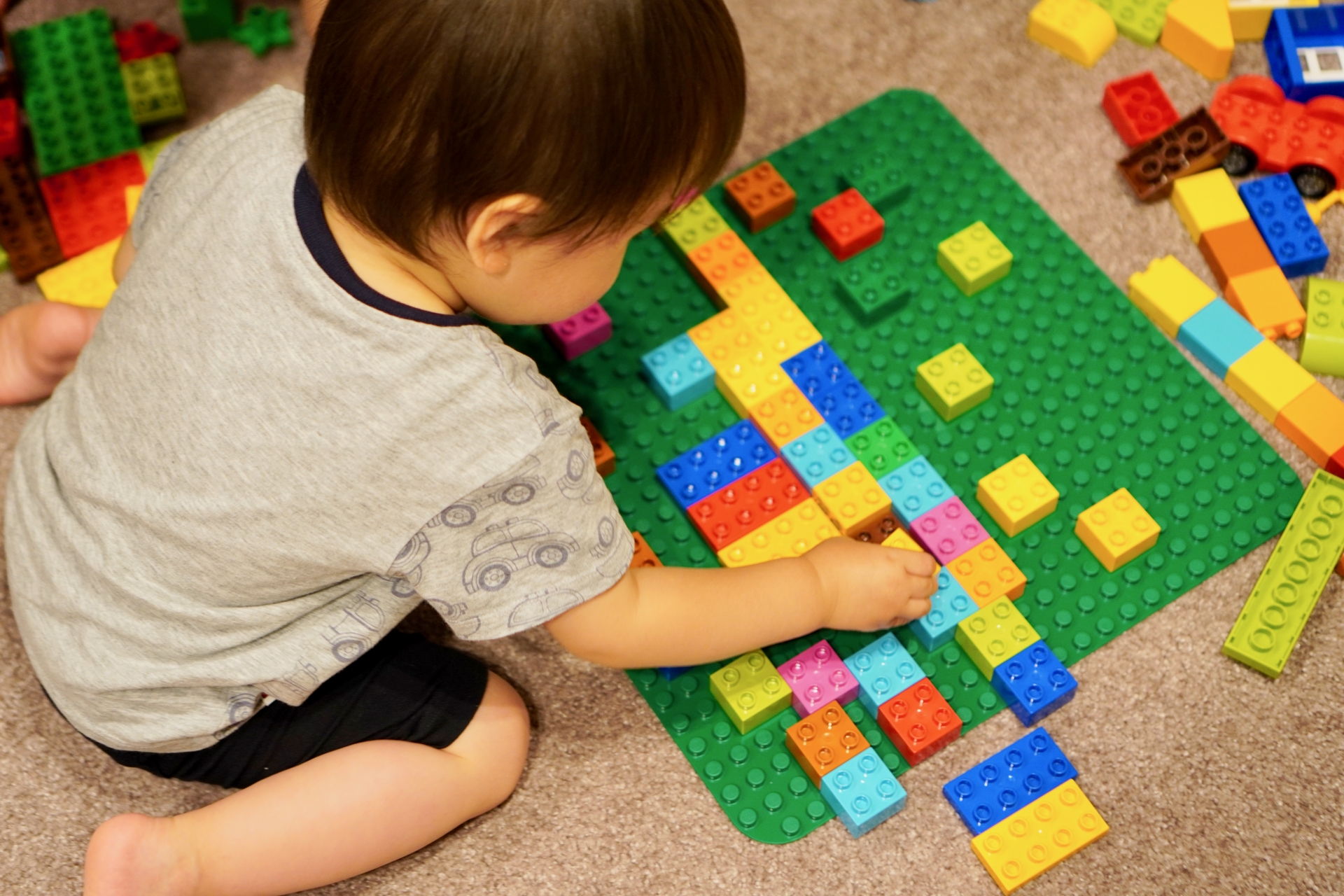 ブロック遊びをする子ども