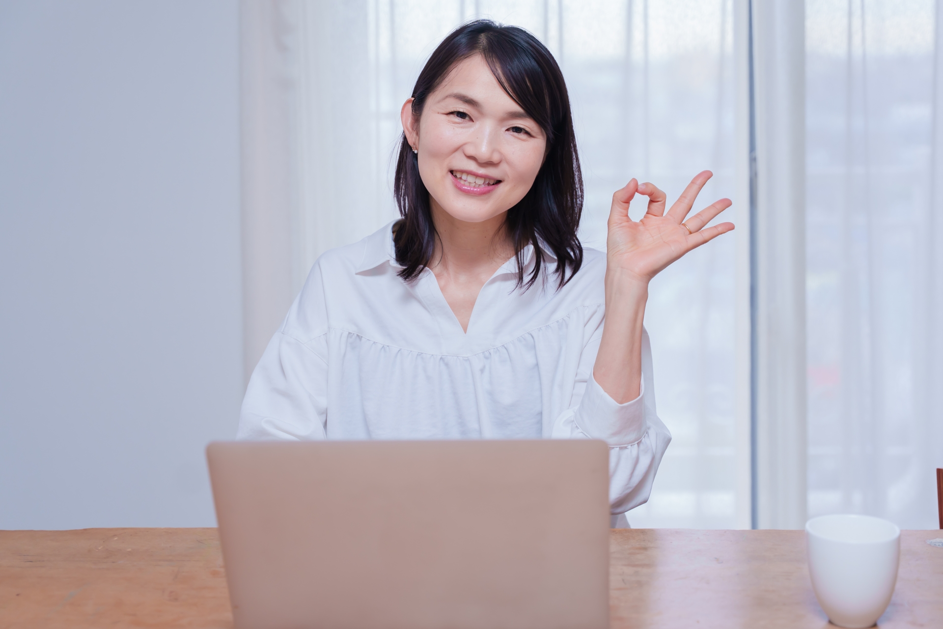 ◯サインをつくるママ