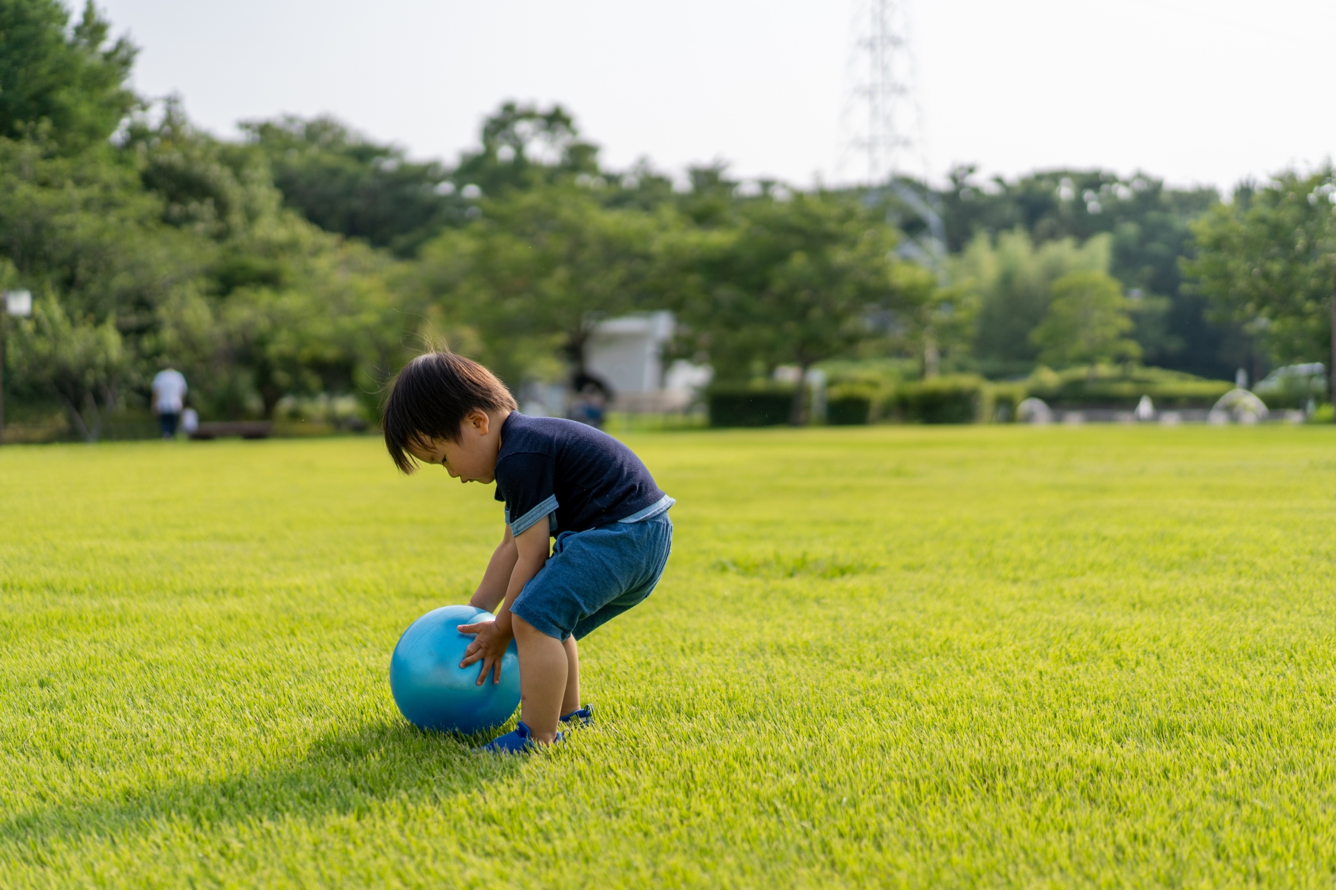 ボールで遊ぶ男の子