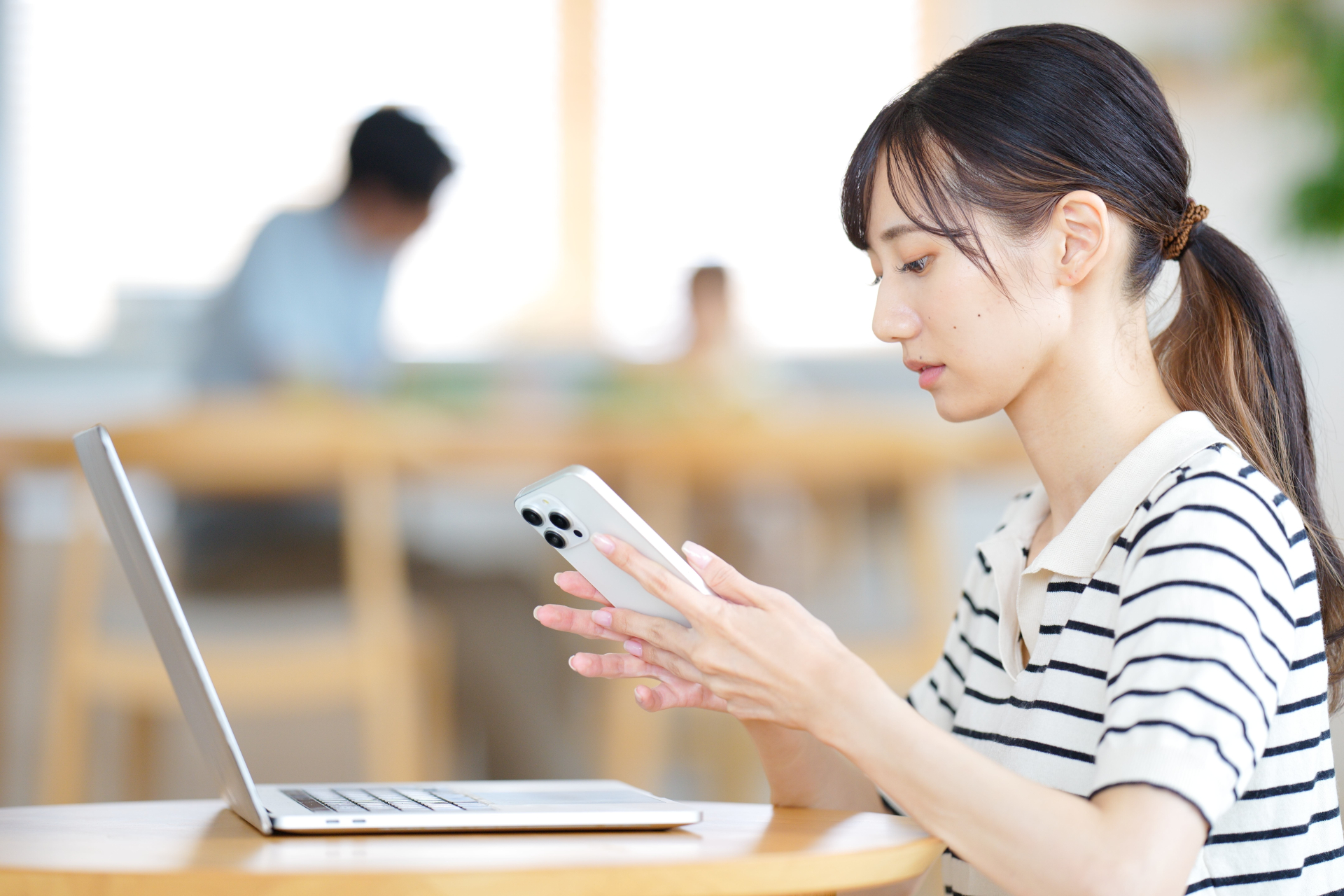 調べ物をするママ