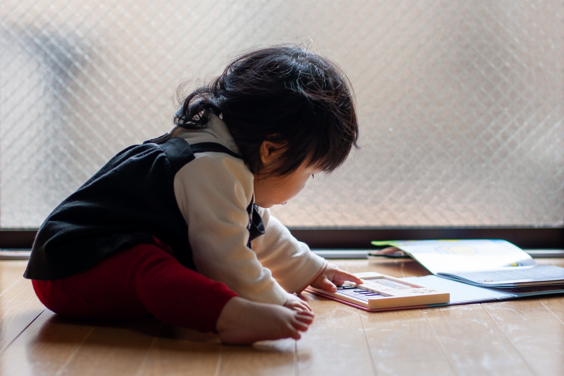 おもちゃをさわる赤ちゃん