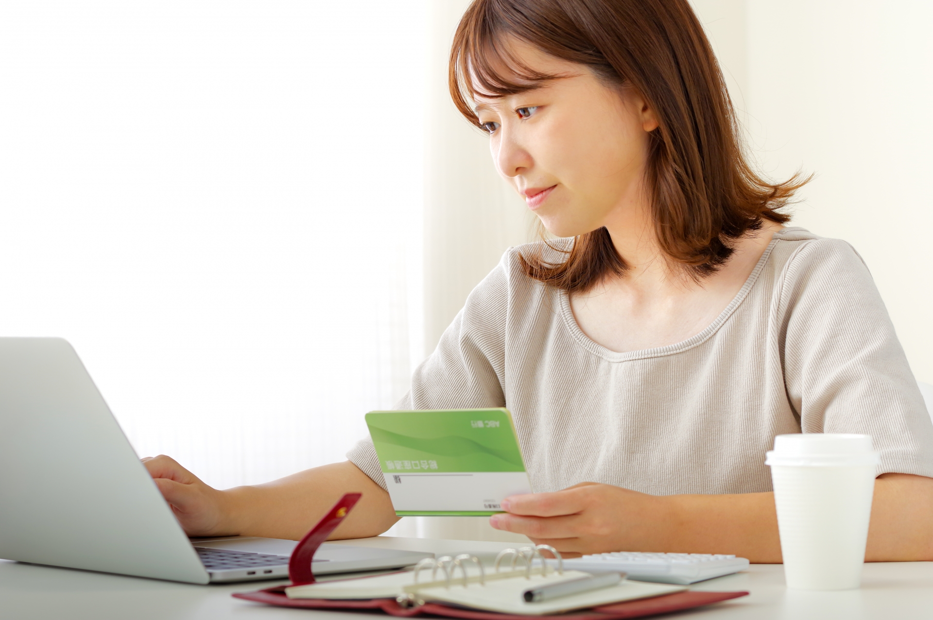 お金の確認をするママ