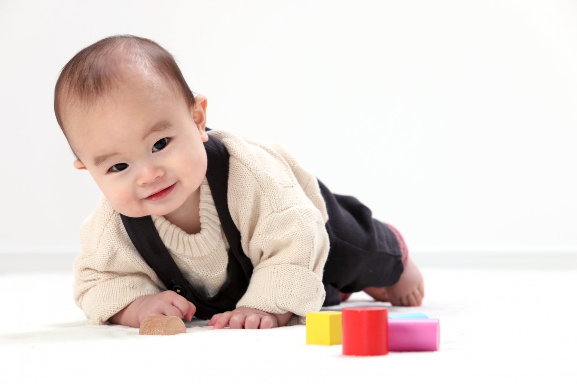 ハイハイする赤ちゃん