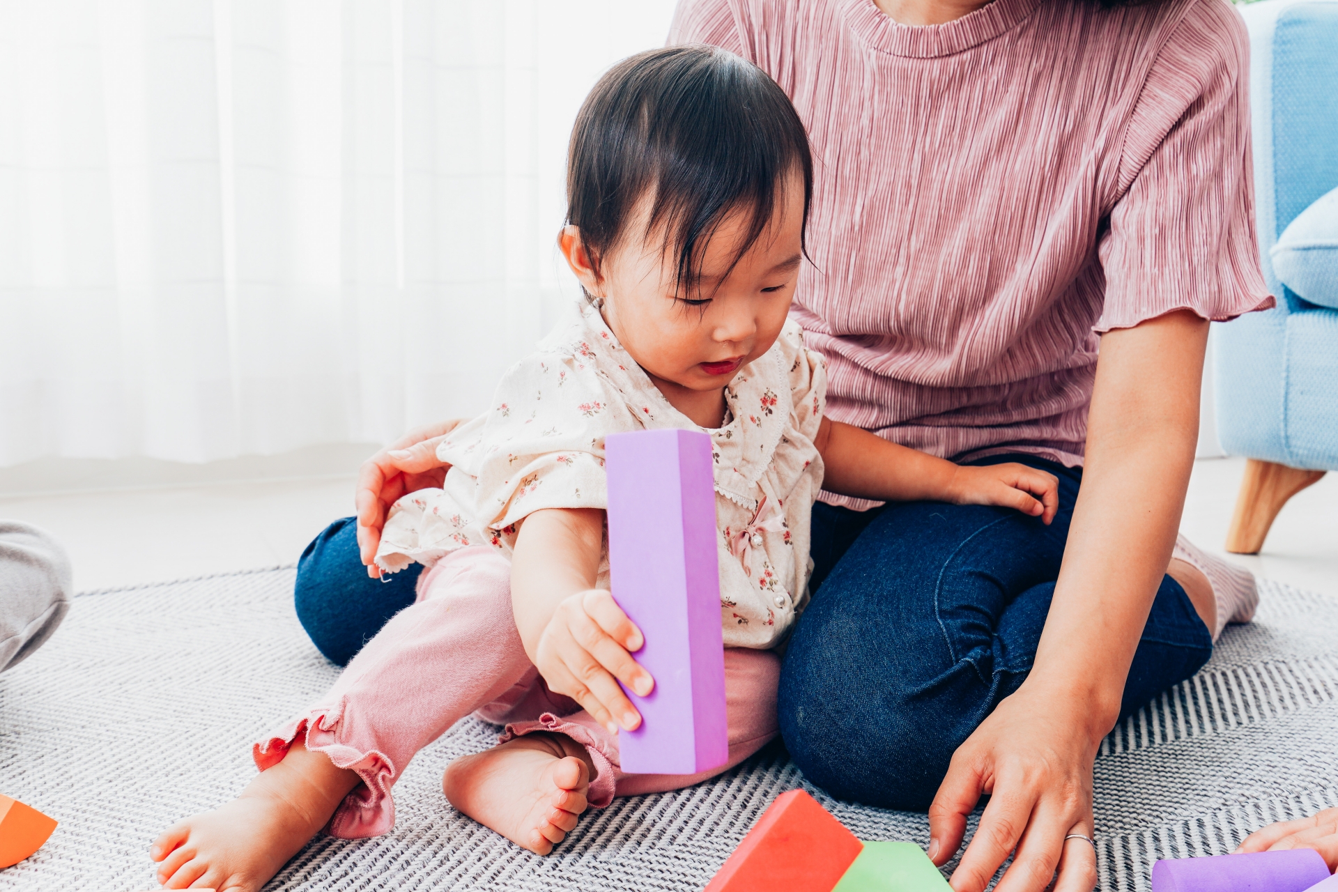 積み木で遊ぶ赤ちゃん