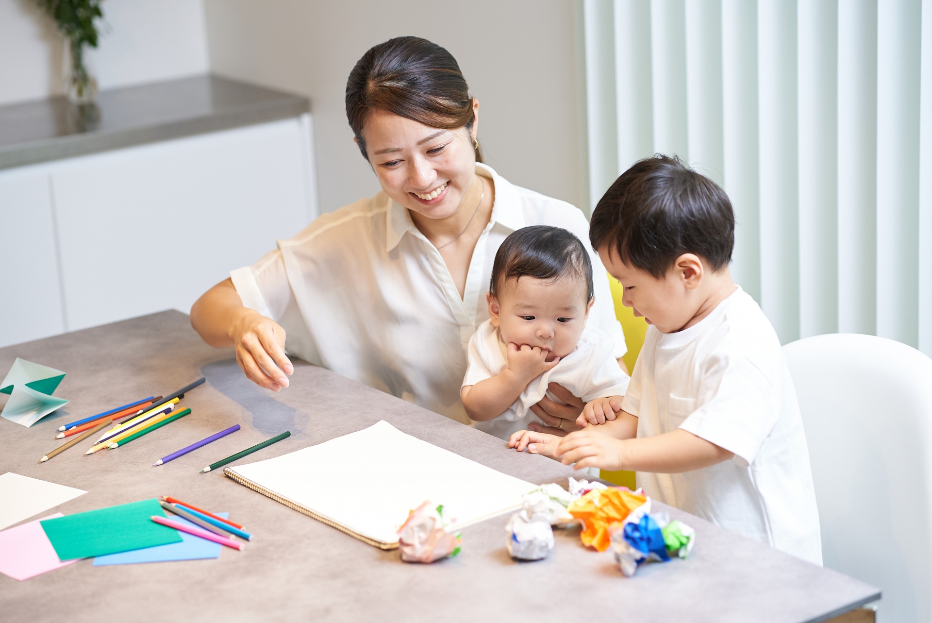 親子で工作をする風景