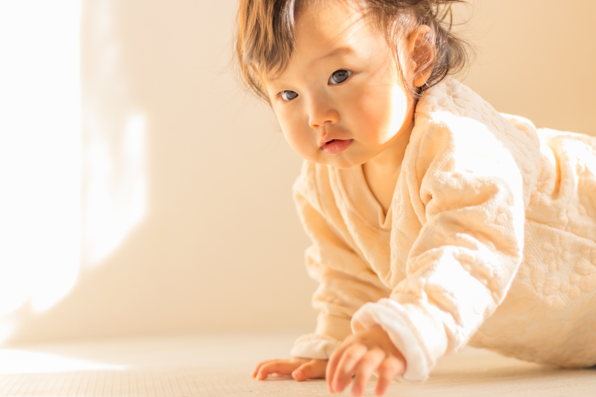 はいはいする女の子