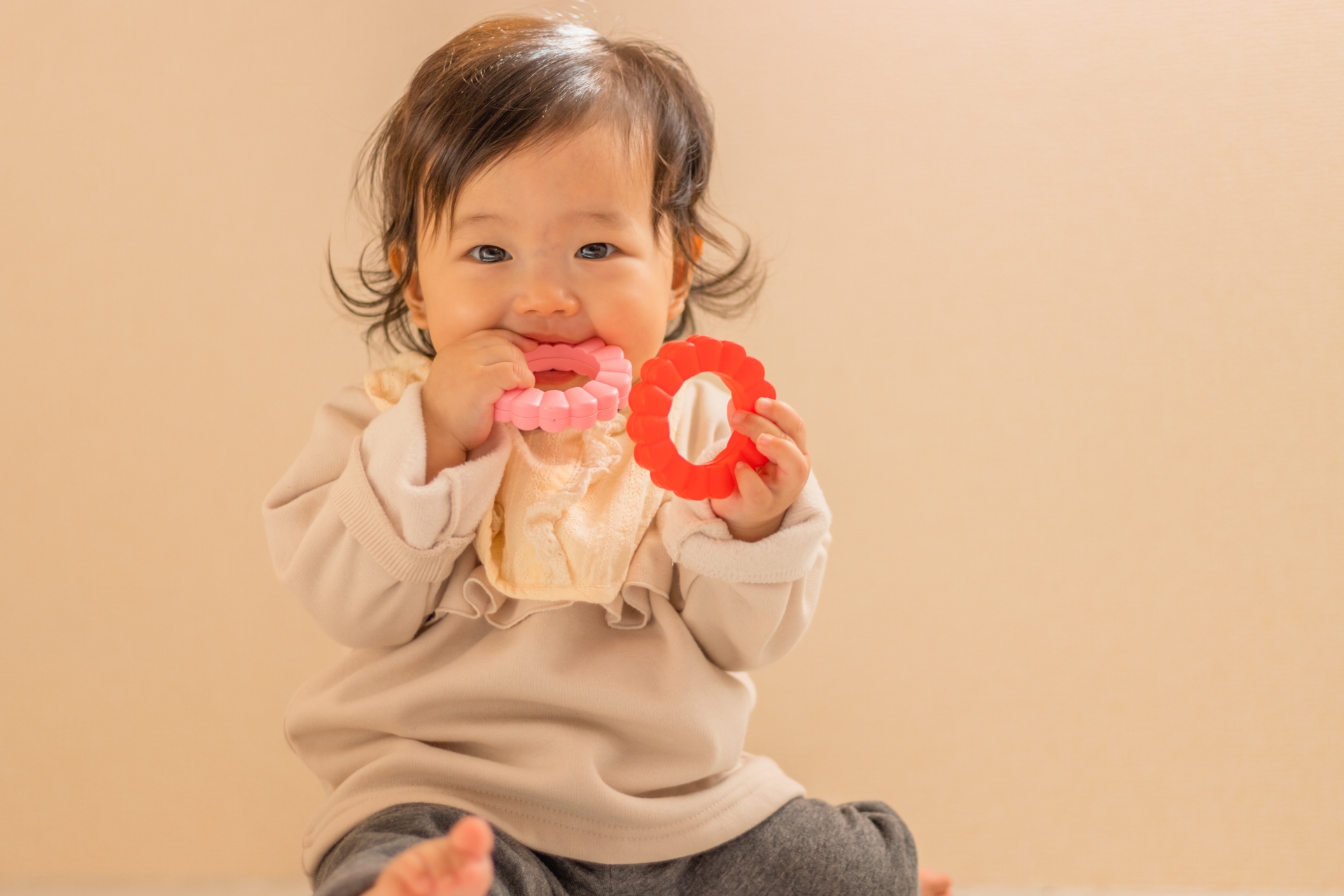 おもちゃを噛む子ども