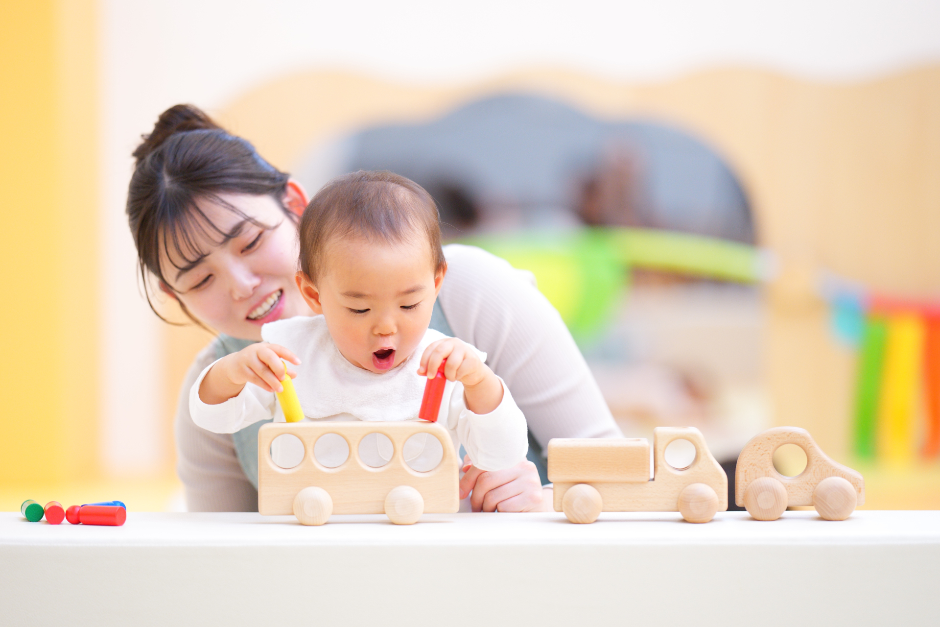 遊びに夢中になる赤ちゃん
