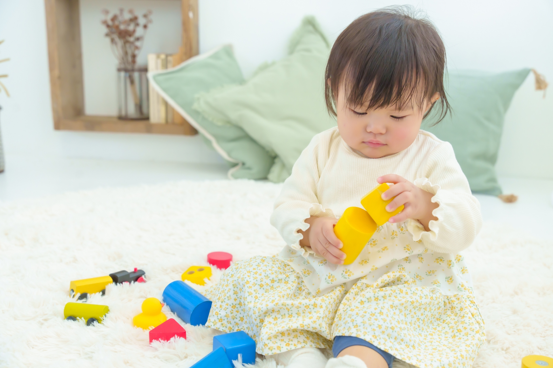 積み木遊びをする赤ちゃん