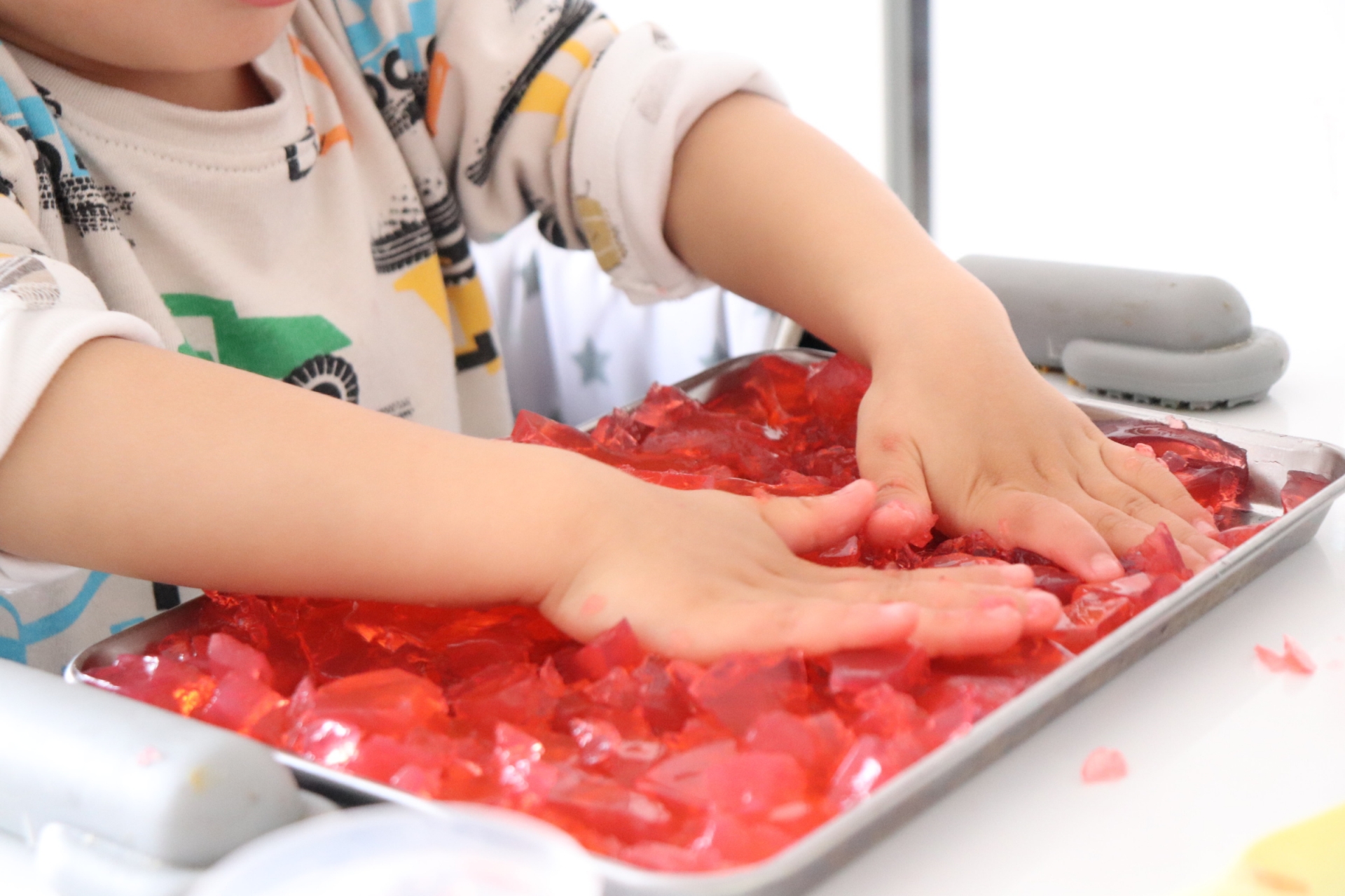 寒天を触る子ども