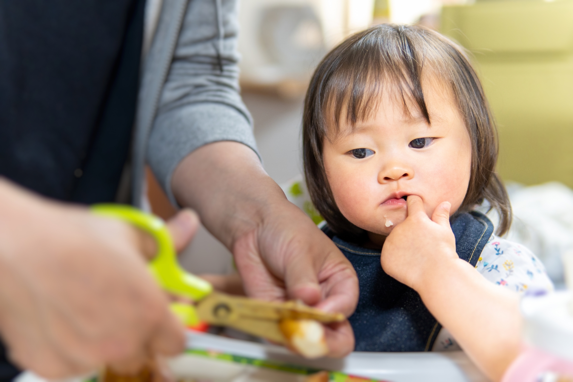 切るところをじっくり見る赤ちゃん