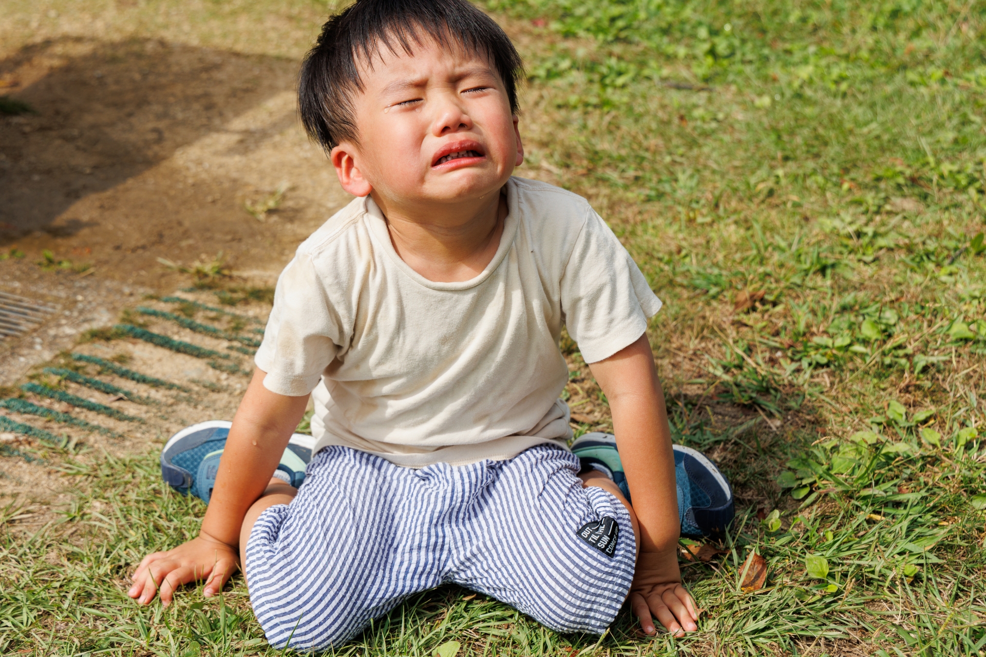 泣きじゃくる子ども