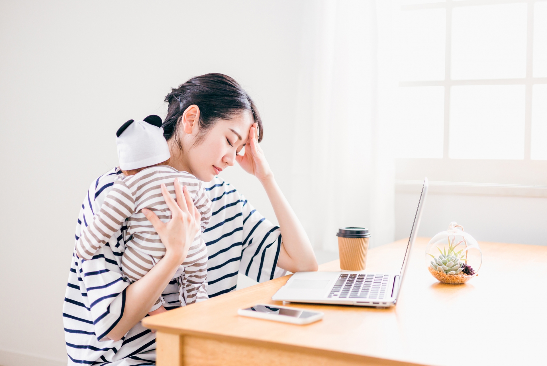 頭を抱えるママ