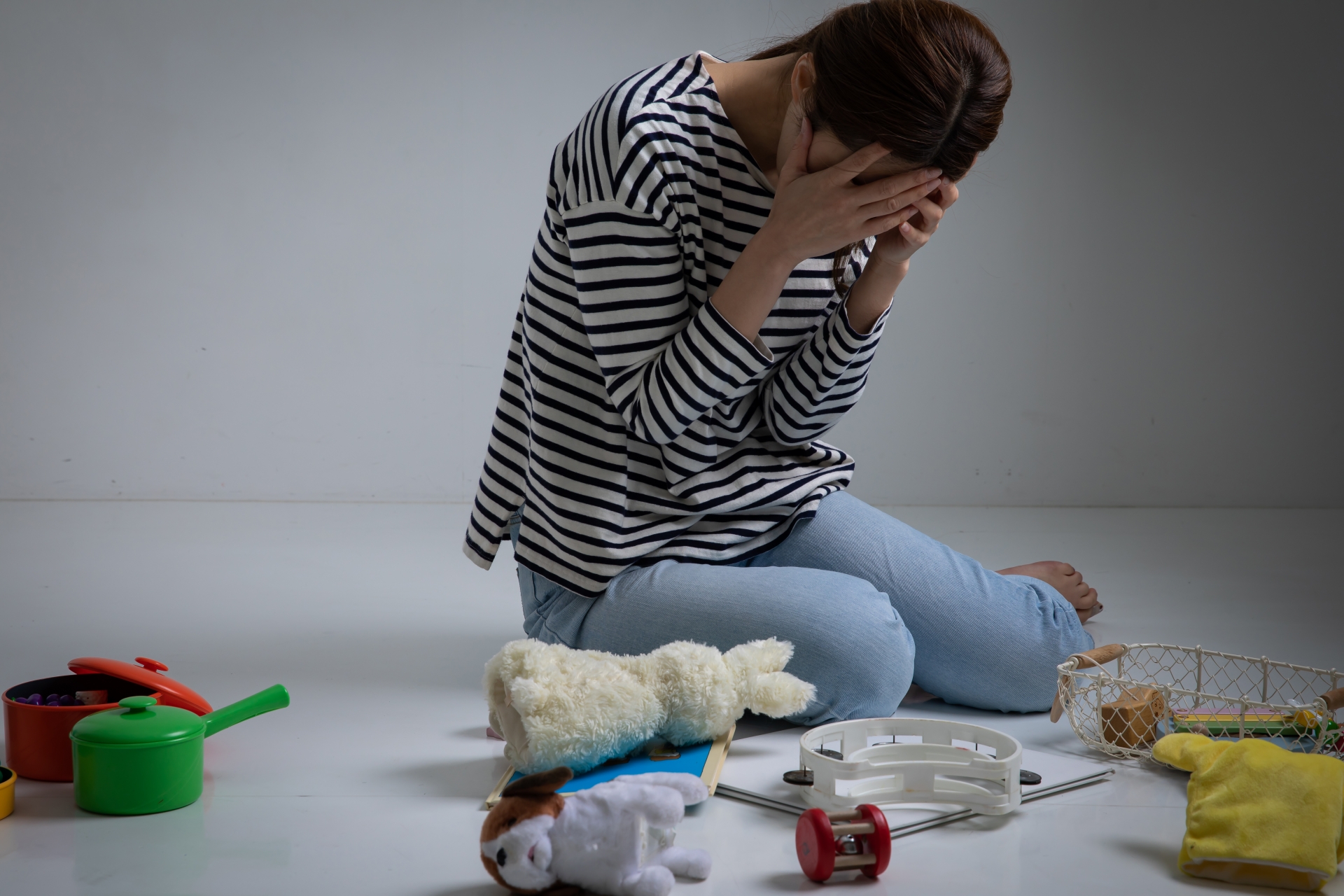 頭を抱えるママ