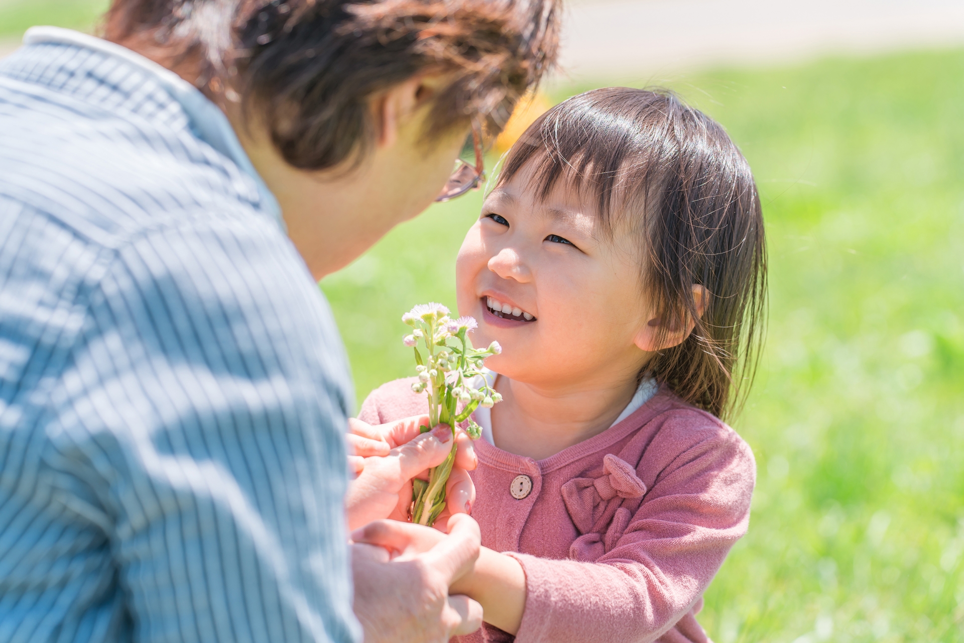 おばあちゃんと遊ぶ孫