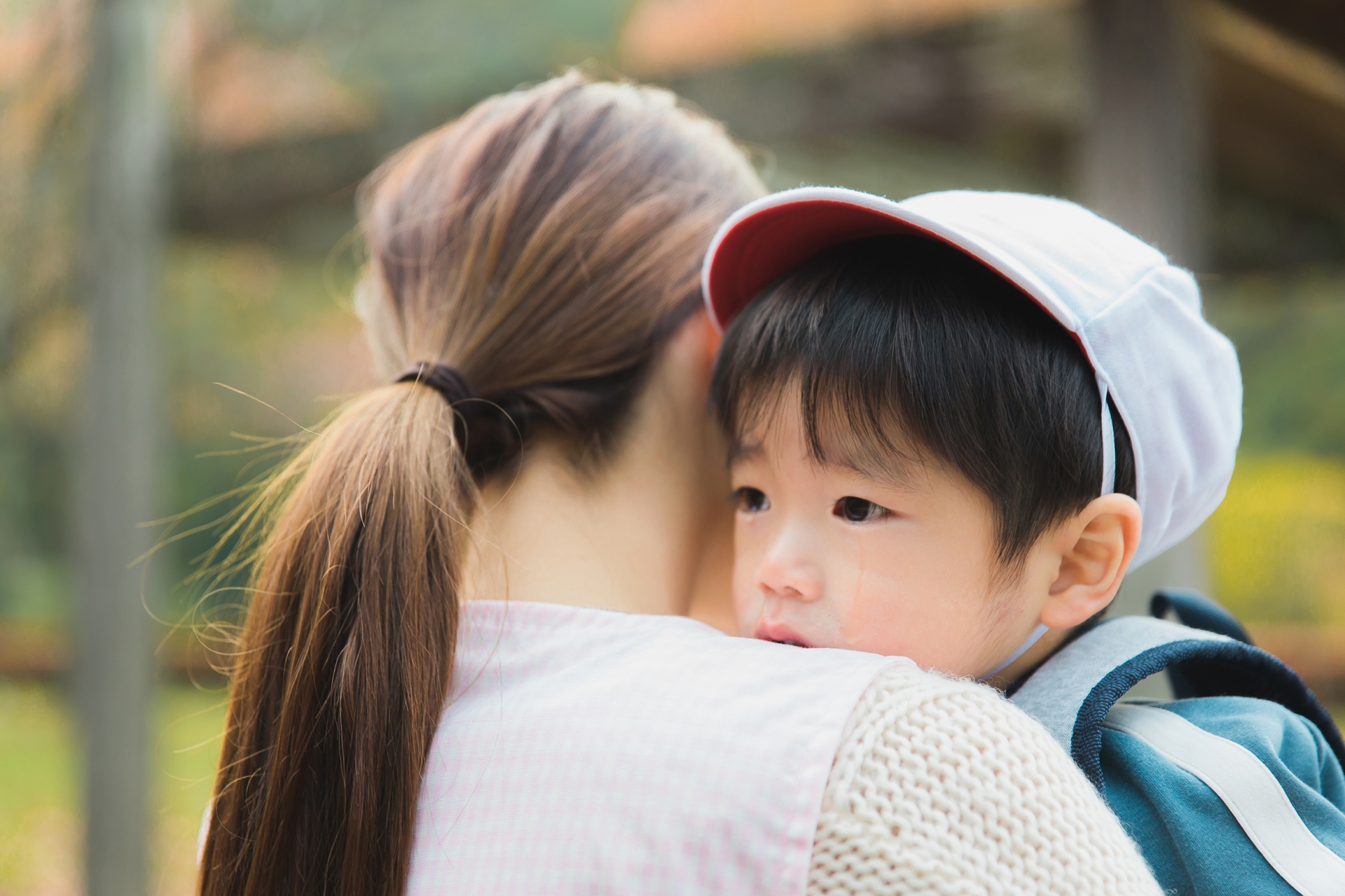 抱っこされる子ども