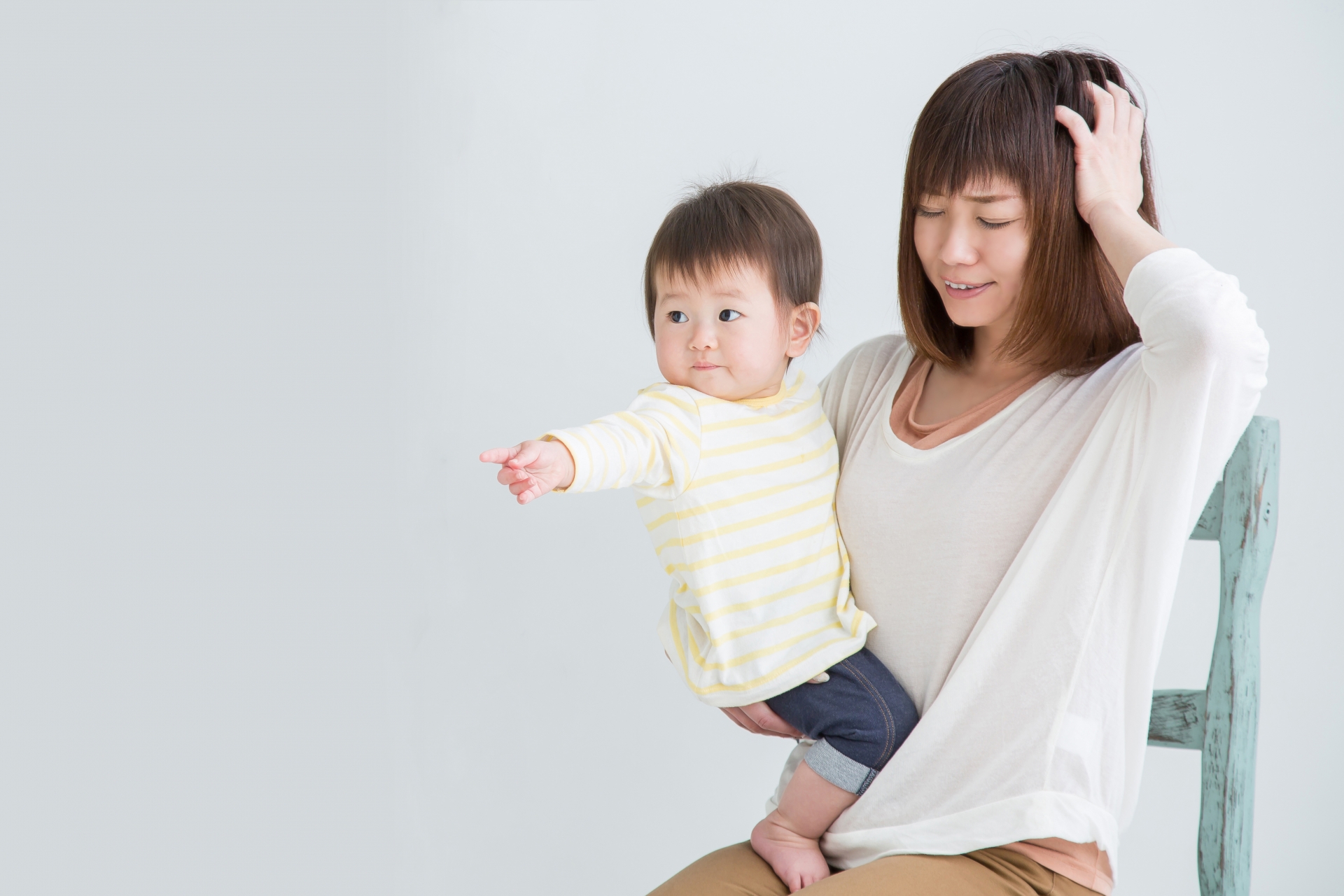 頭を抱えるママ