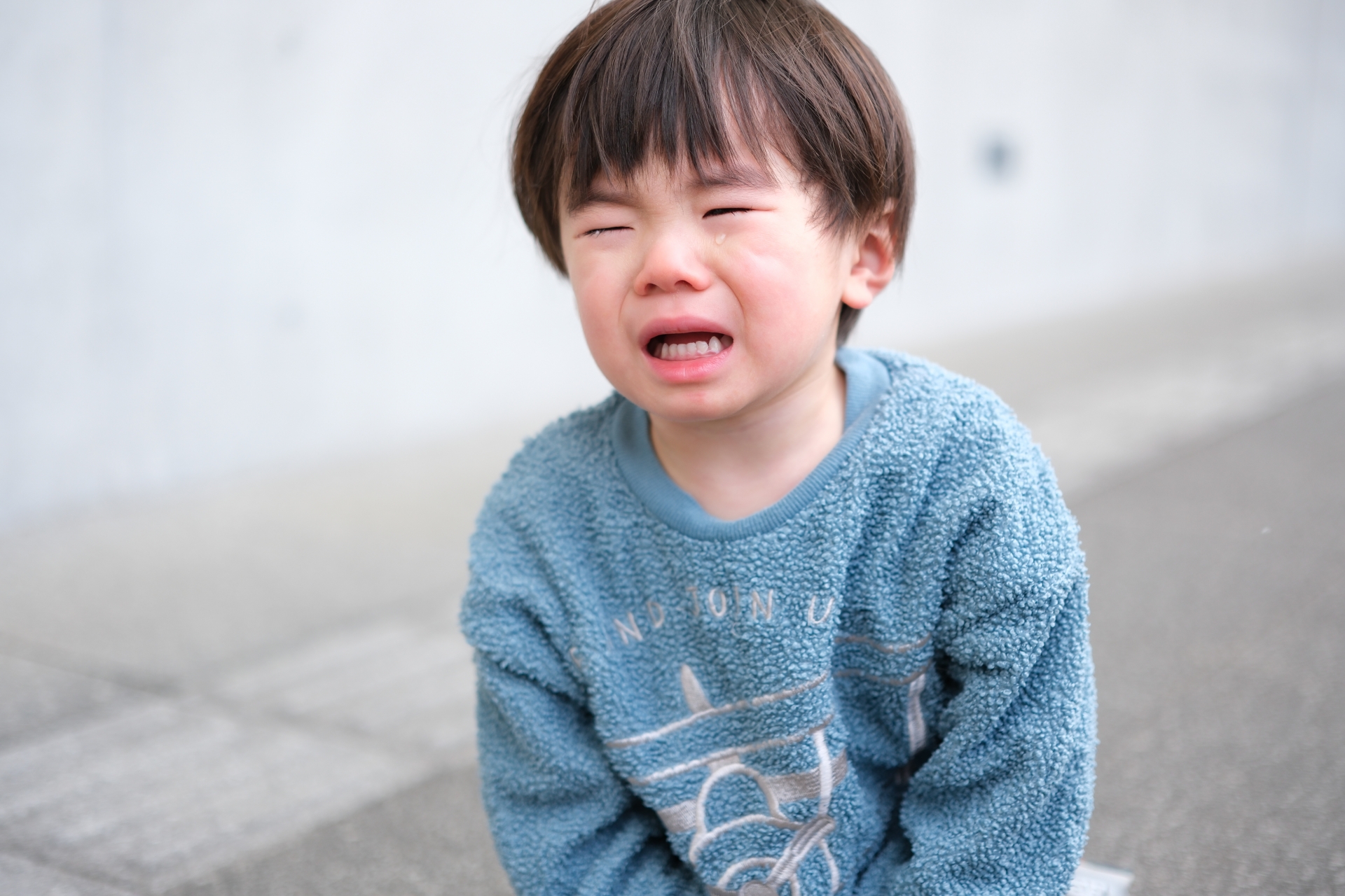 泣く子ども