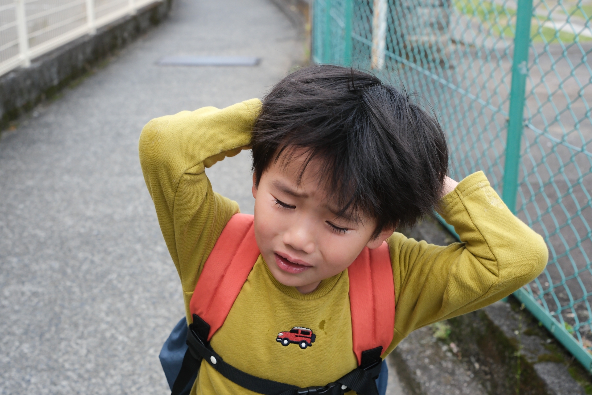 頭を抱える男の子