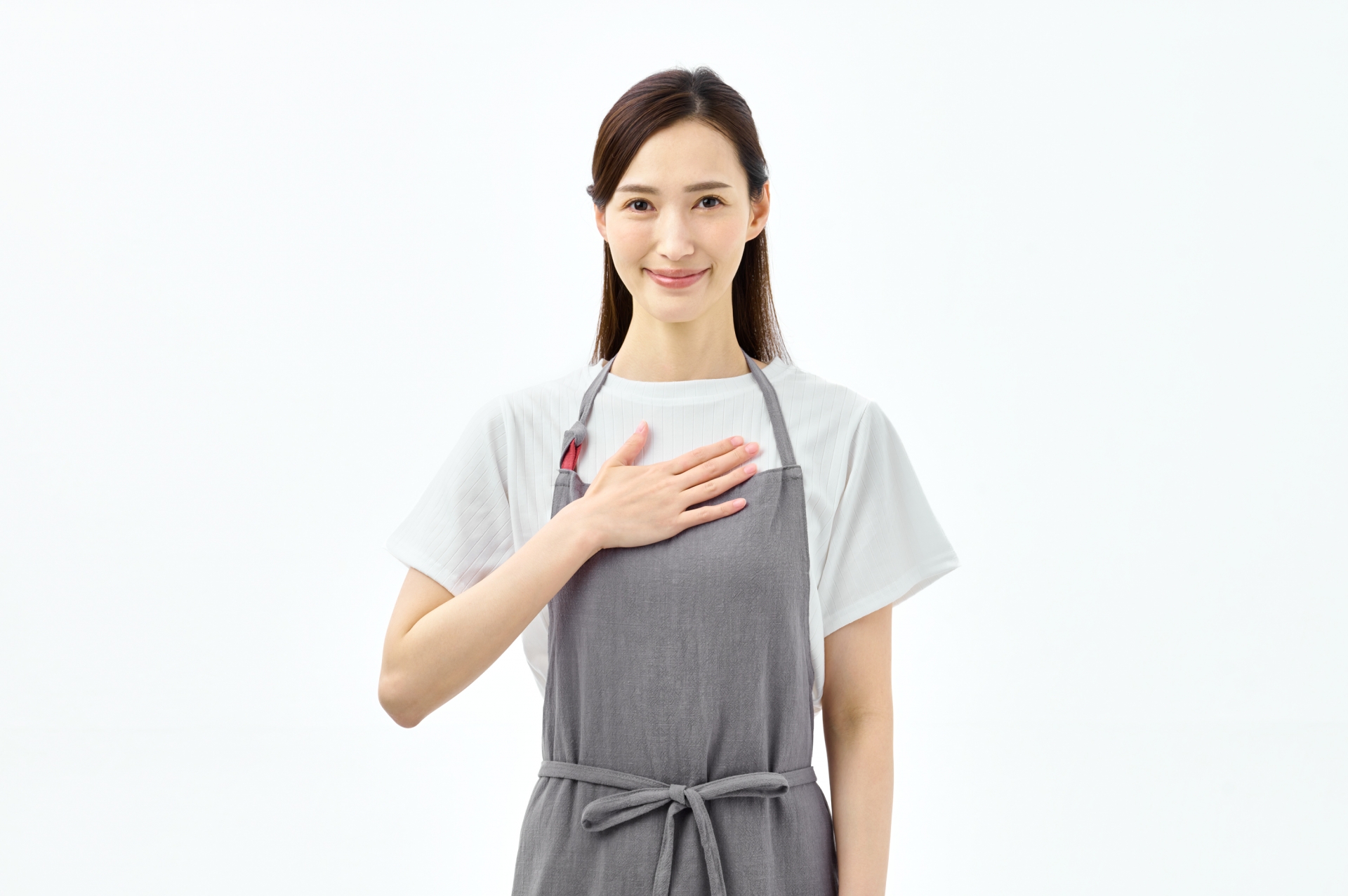 胸に手を当てる女性