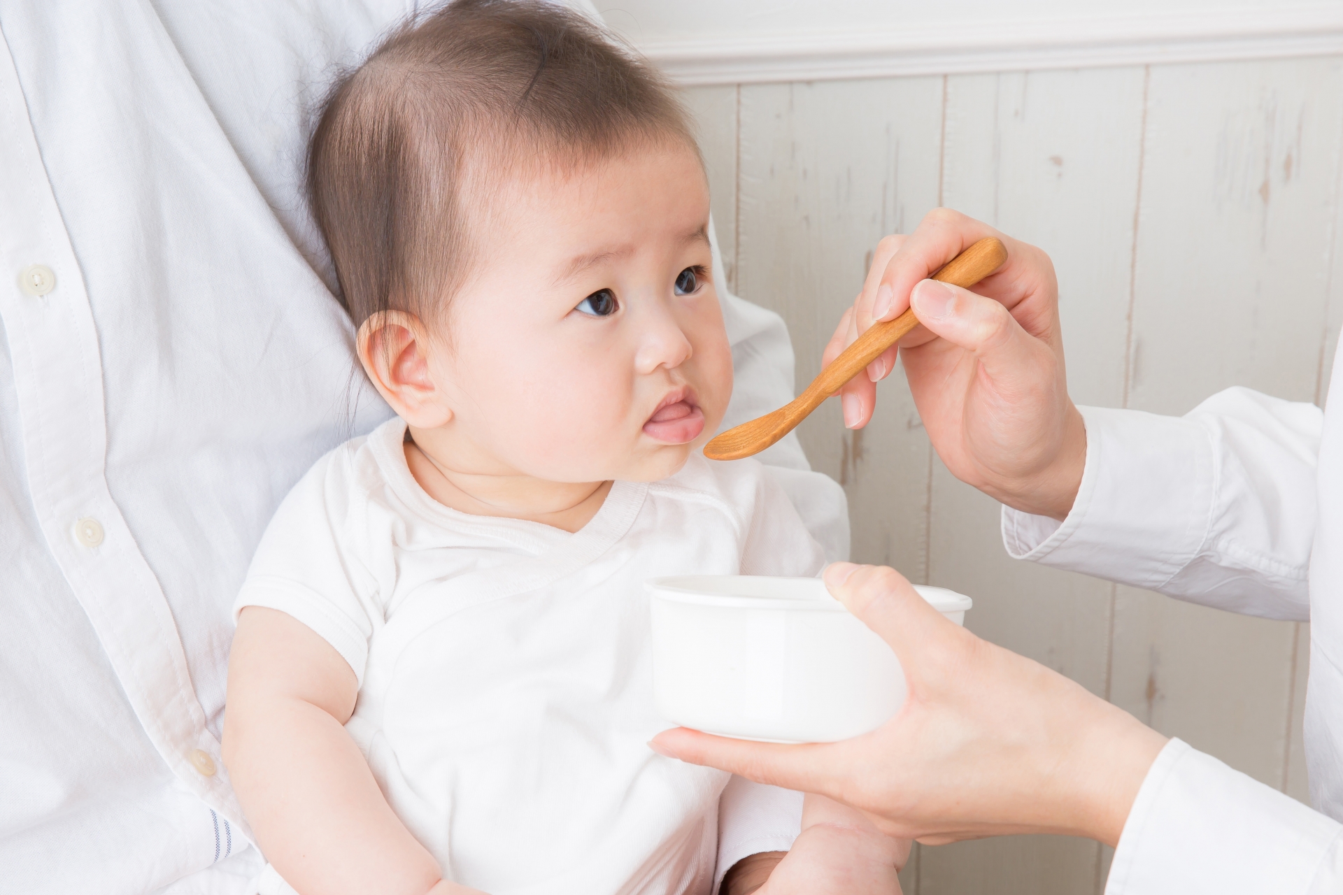 食事をする赤ちゃん