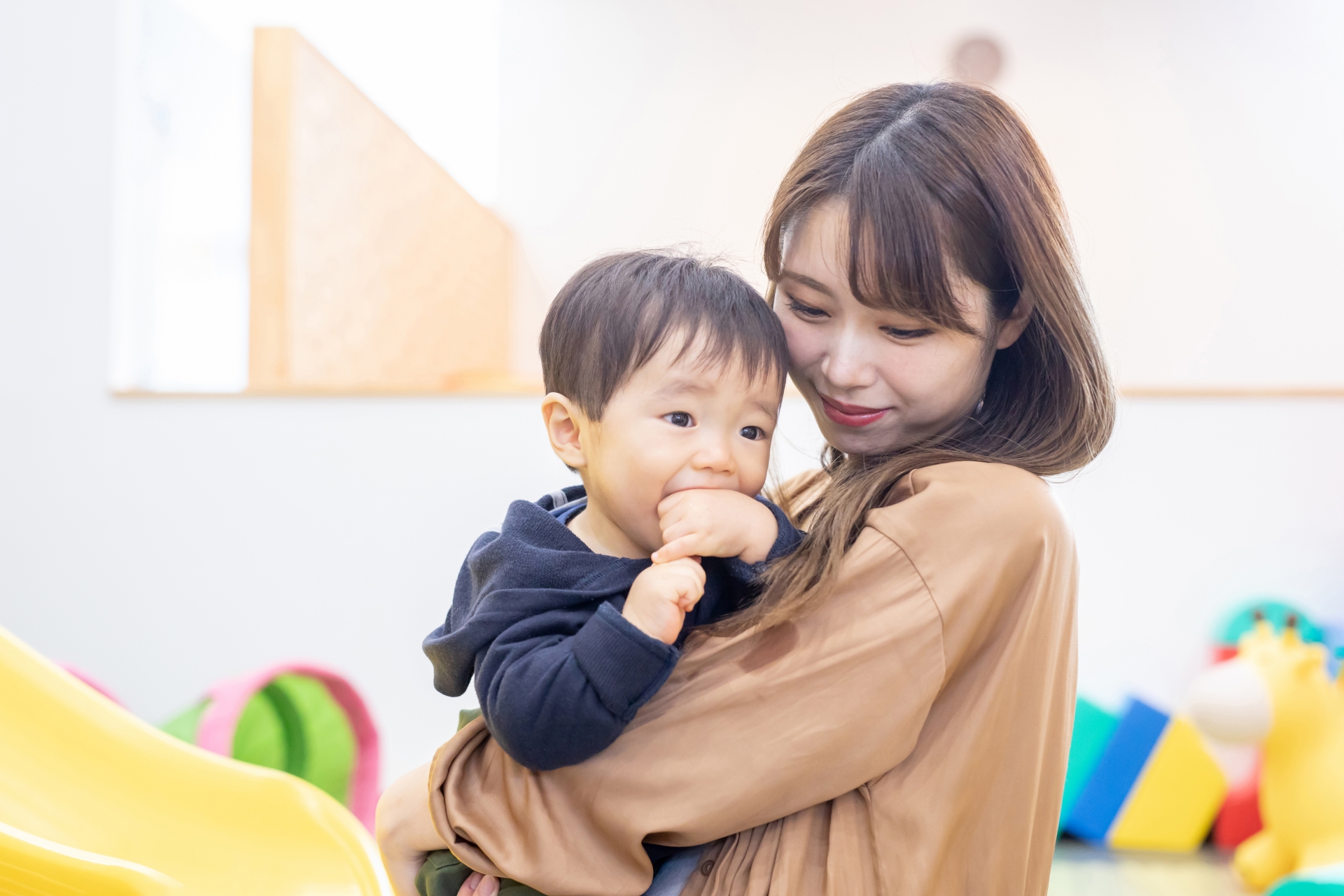 子どもを抱っこする母親