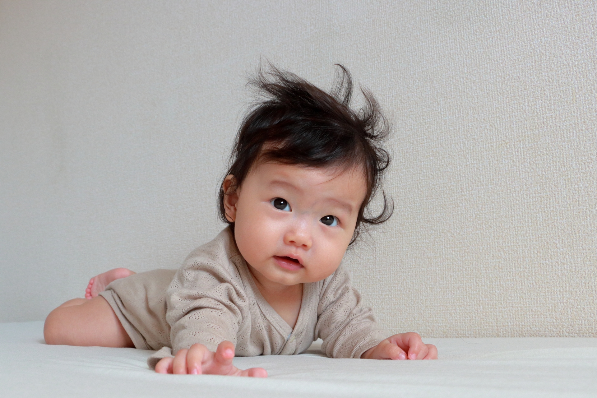 ずりばいをする赤ちゃん