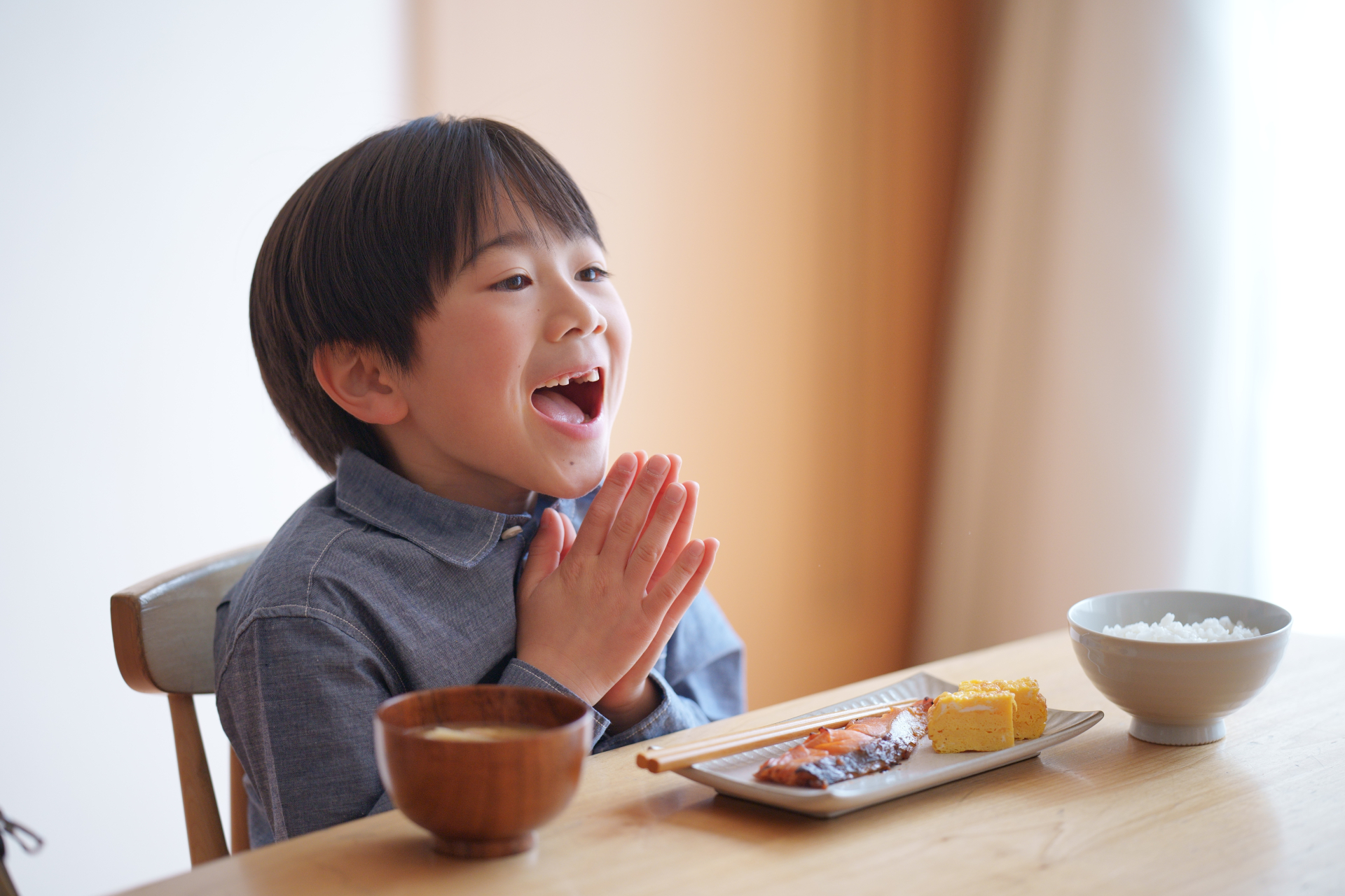 いただきますをする男の子