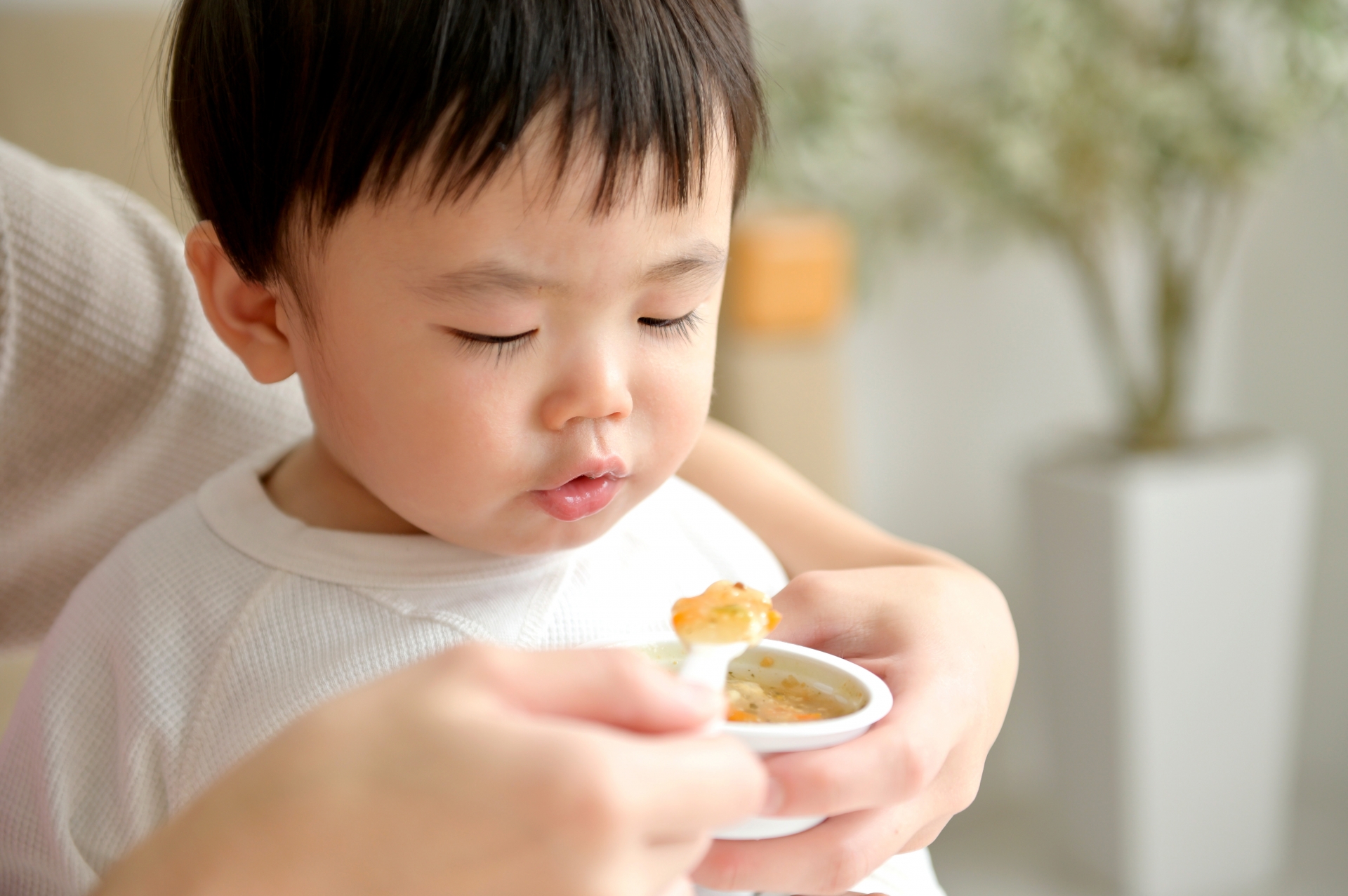 食事中の男の子