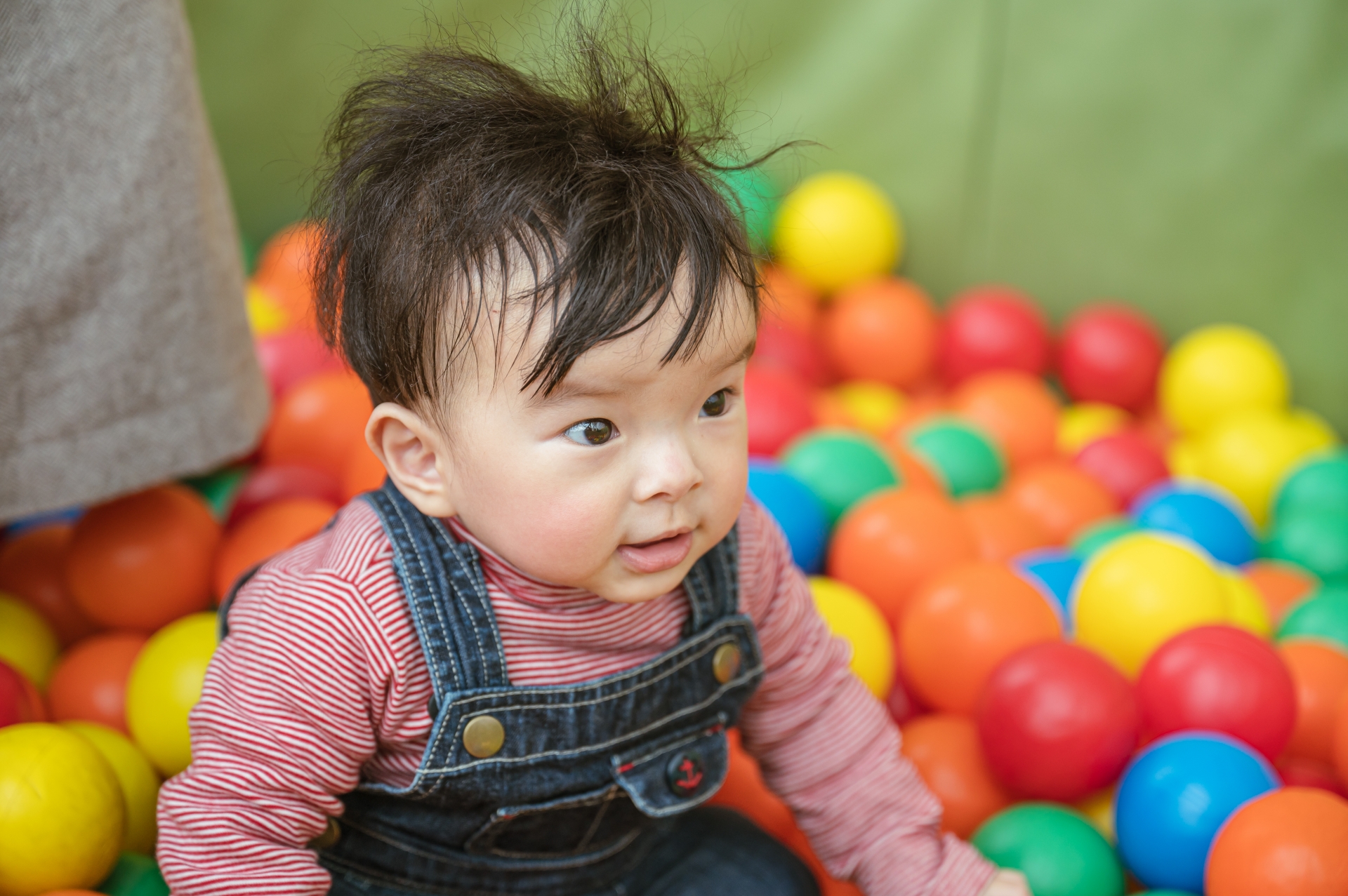 ボールプールの中にいる赤ちゃん
