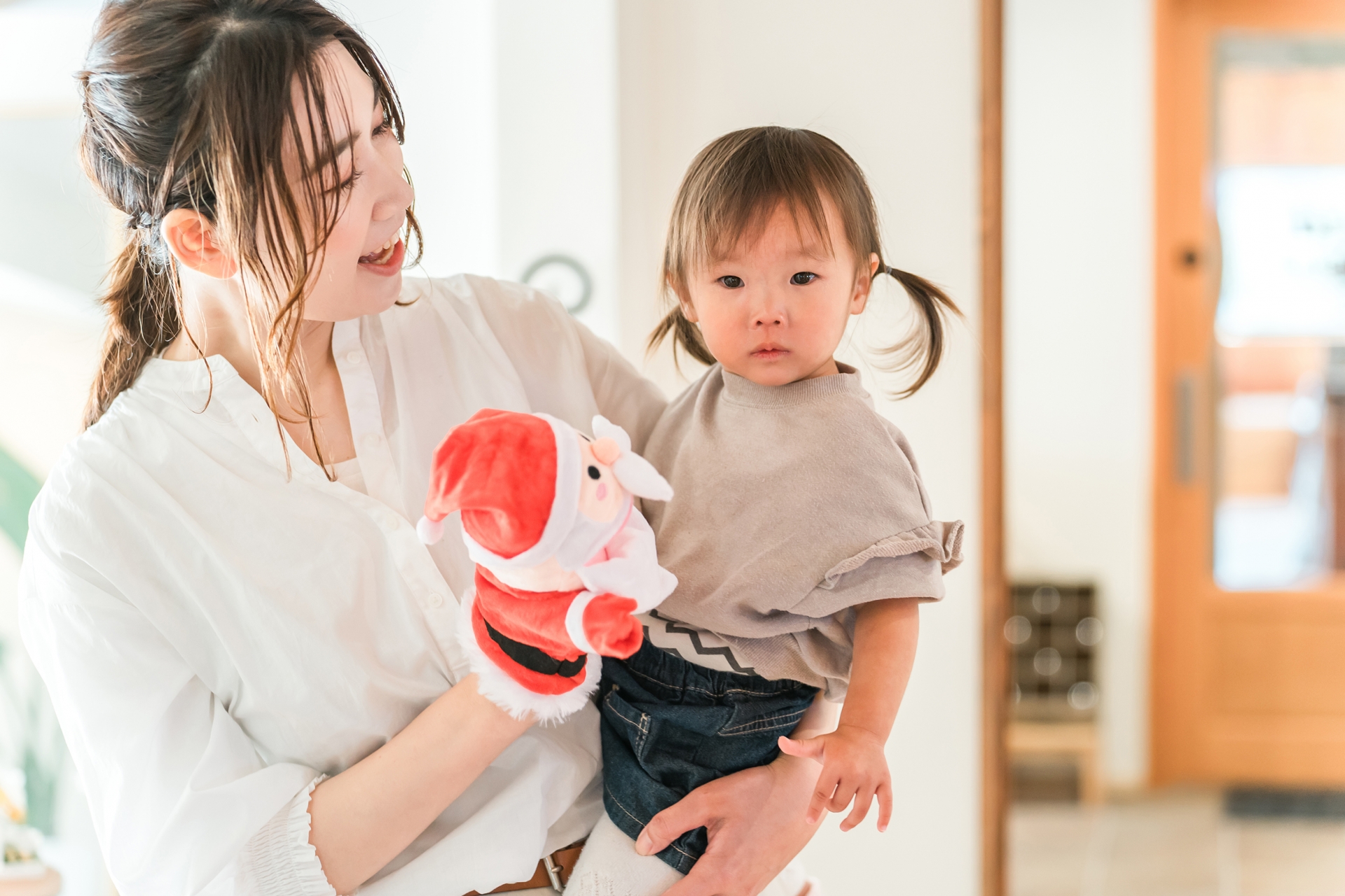 人形を子どもに見せるママ