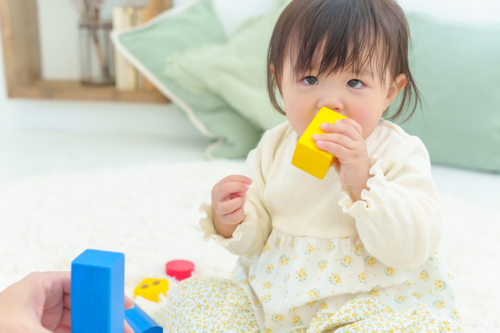 おもちゃを口にいれる赤ちゃん