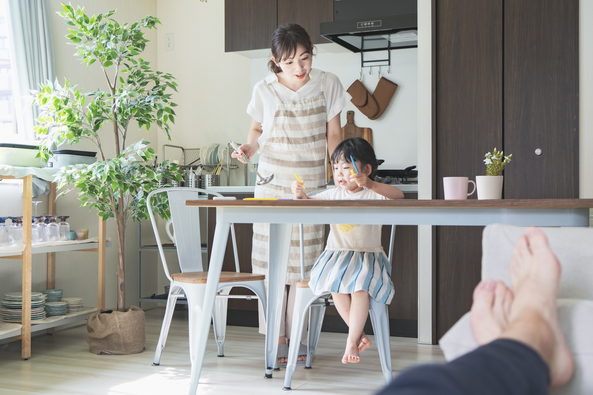 子どもの様子を見守るママ