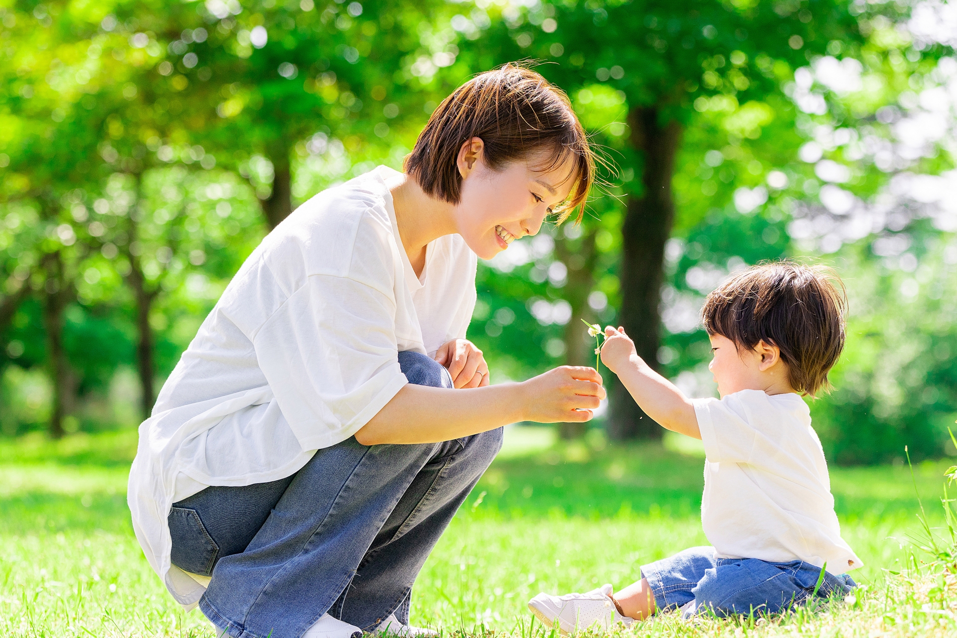 公園で遊ぶ親子