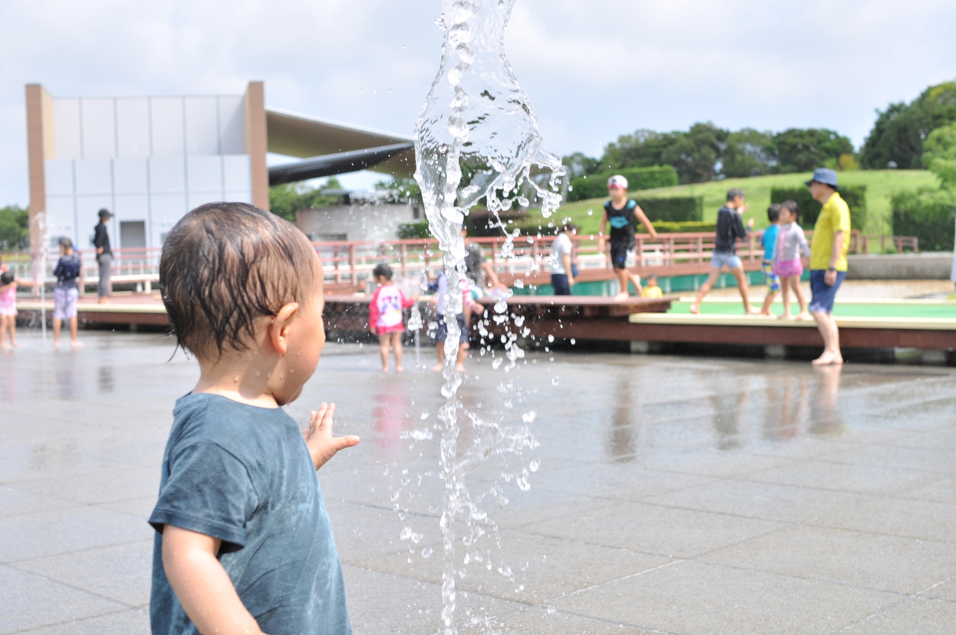 水遊びをする子ども