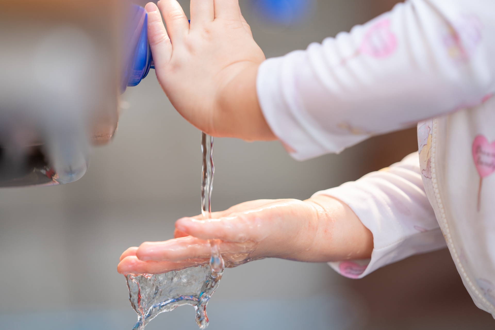 水で手を洗う